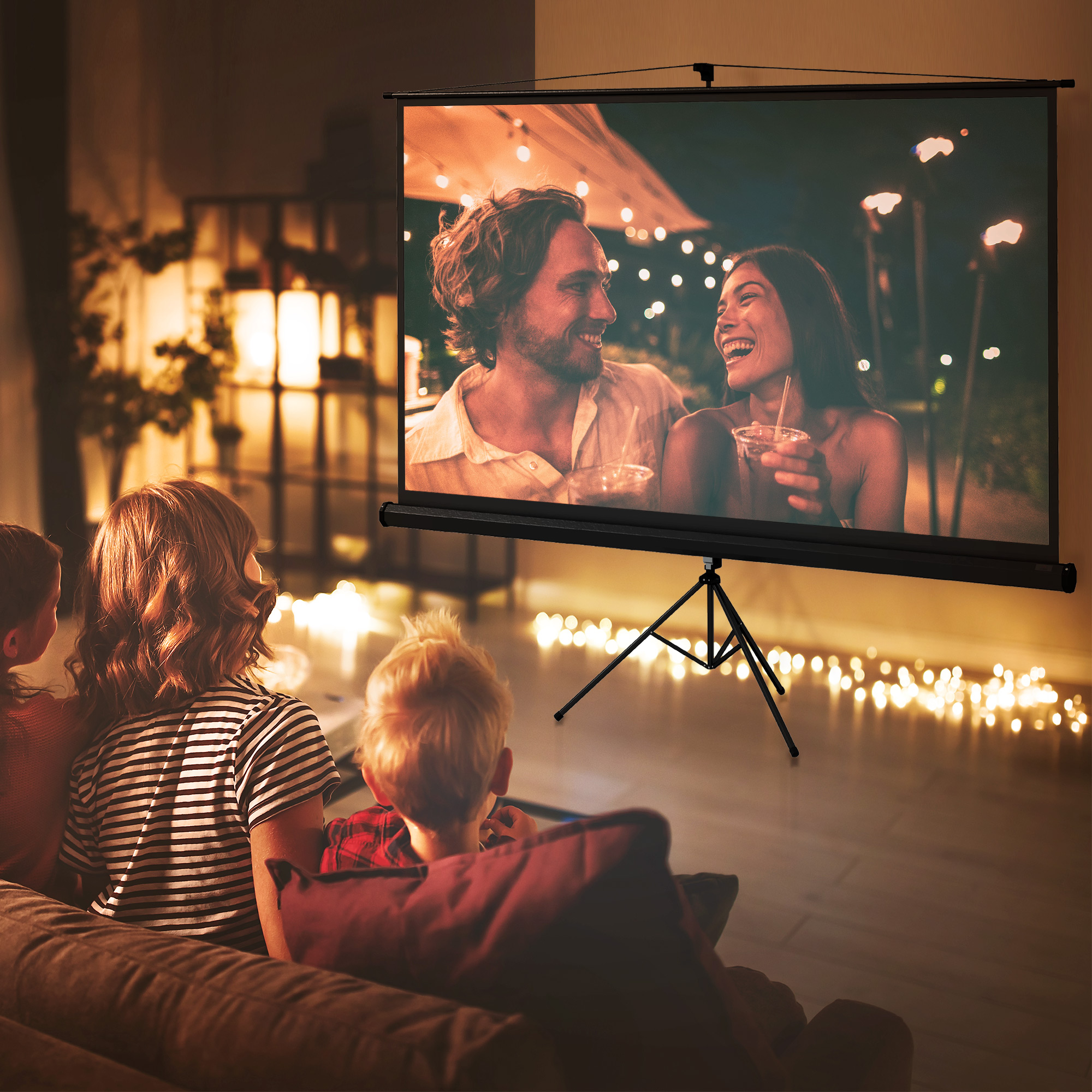 Familia viendo una película en pantalla, con proyector y luces.