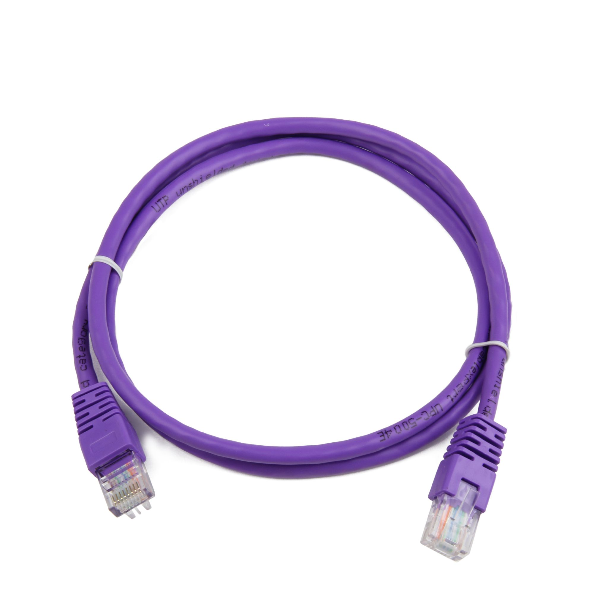 Un cavo Ethernet viola con connettori su entrambe le estremità, sfondo bianco.