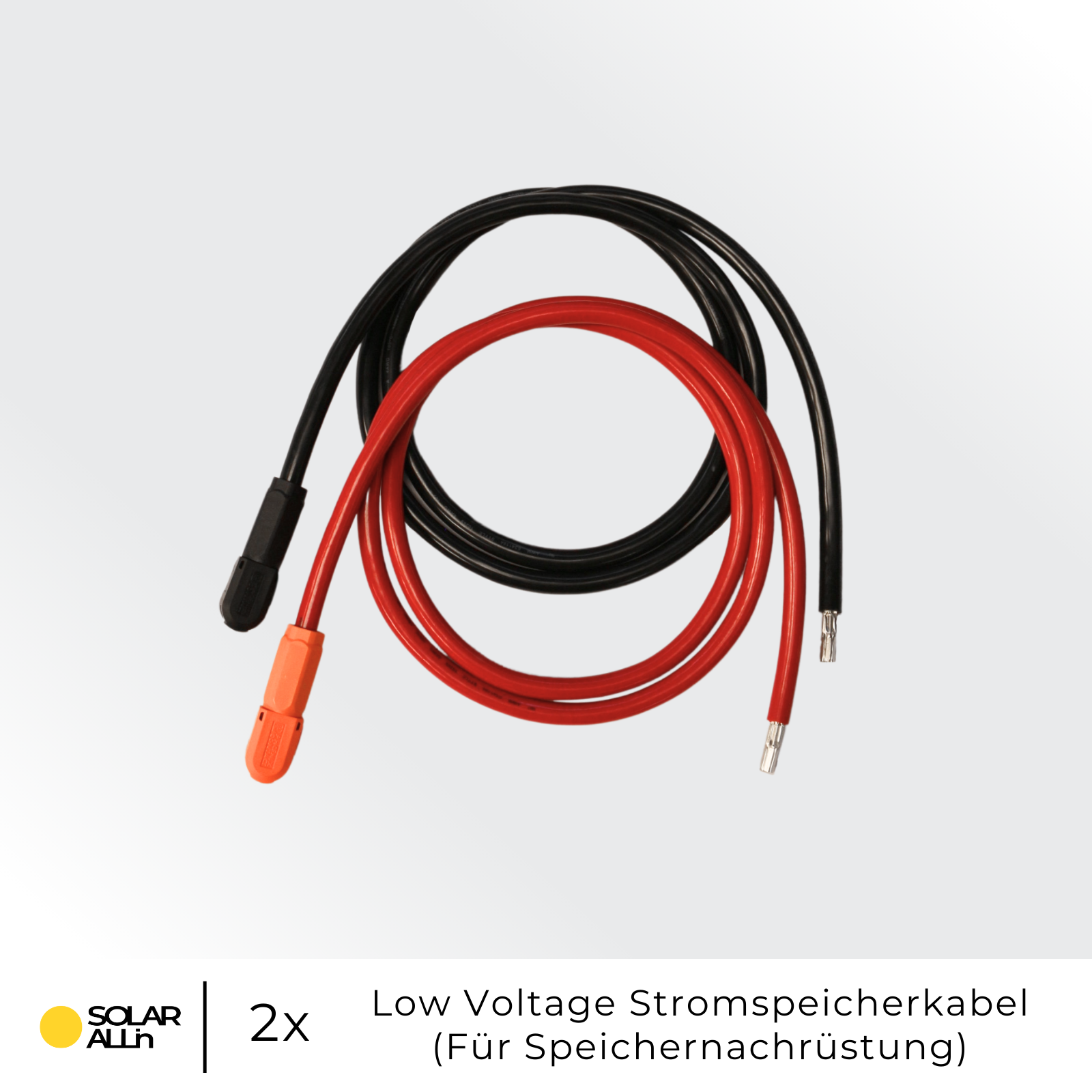 Zwei schwarze und ein rotes Niederspannungskabel. Weißer Hintergrund.