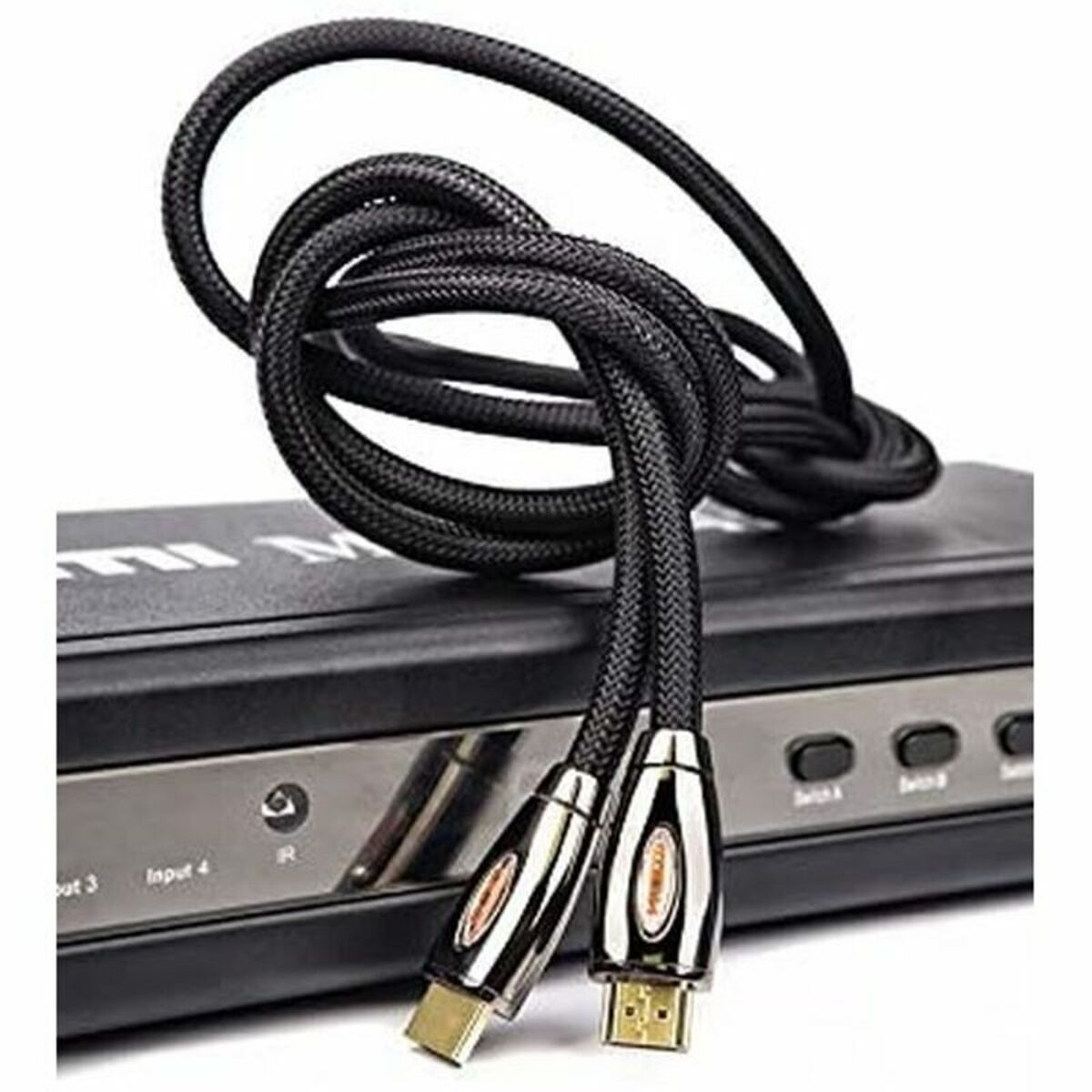 Cable HDMI negro con dos conectores dorados, enchufado a un receptor AV negro. El cable está enrollado.
