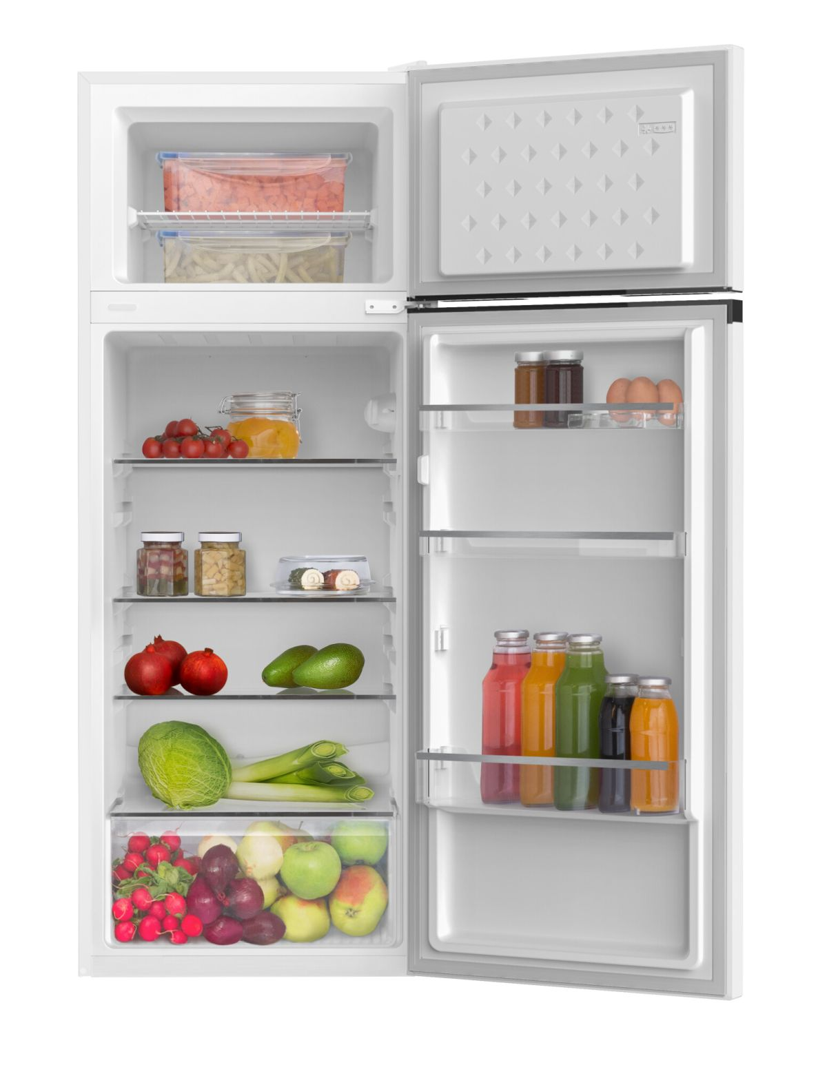 Ein Kühlschrank mit offener Tür, der Regale mit Lebensmitteln zeigt, darunter Obst und Gemüse.