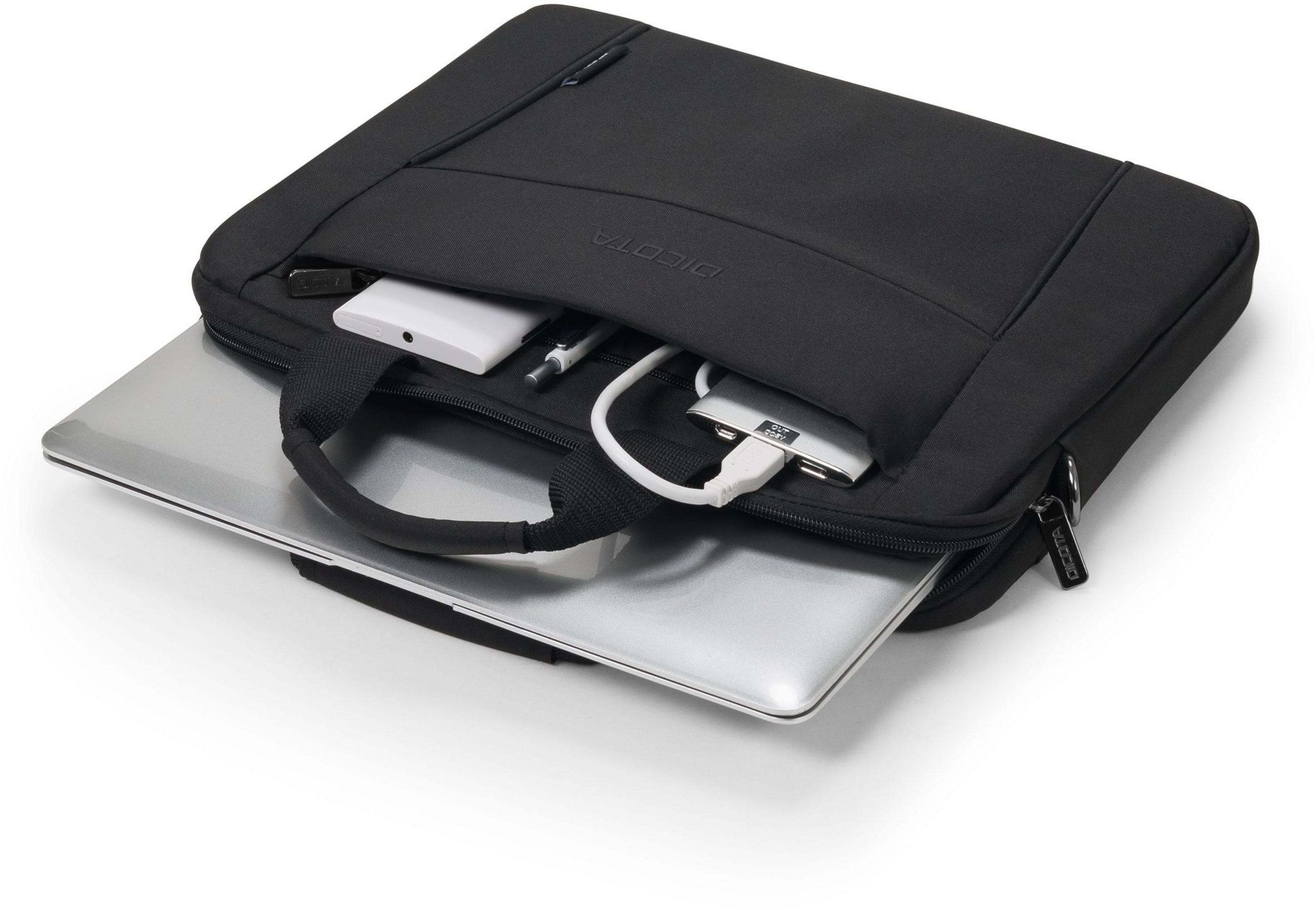 Eine schwarze Laptoptasche mit einem Laptop im Inneren und anderen Gegenständen in den Taschen.