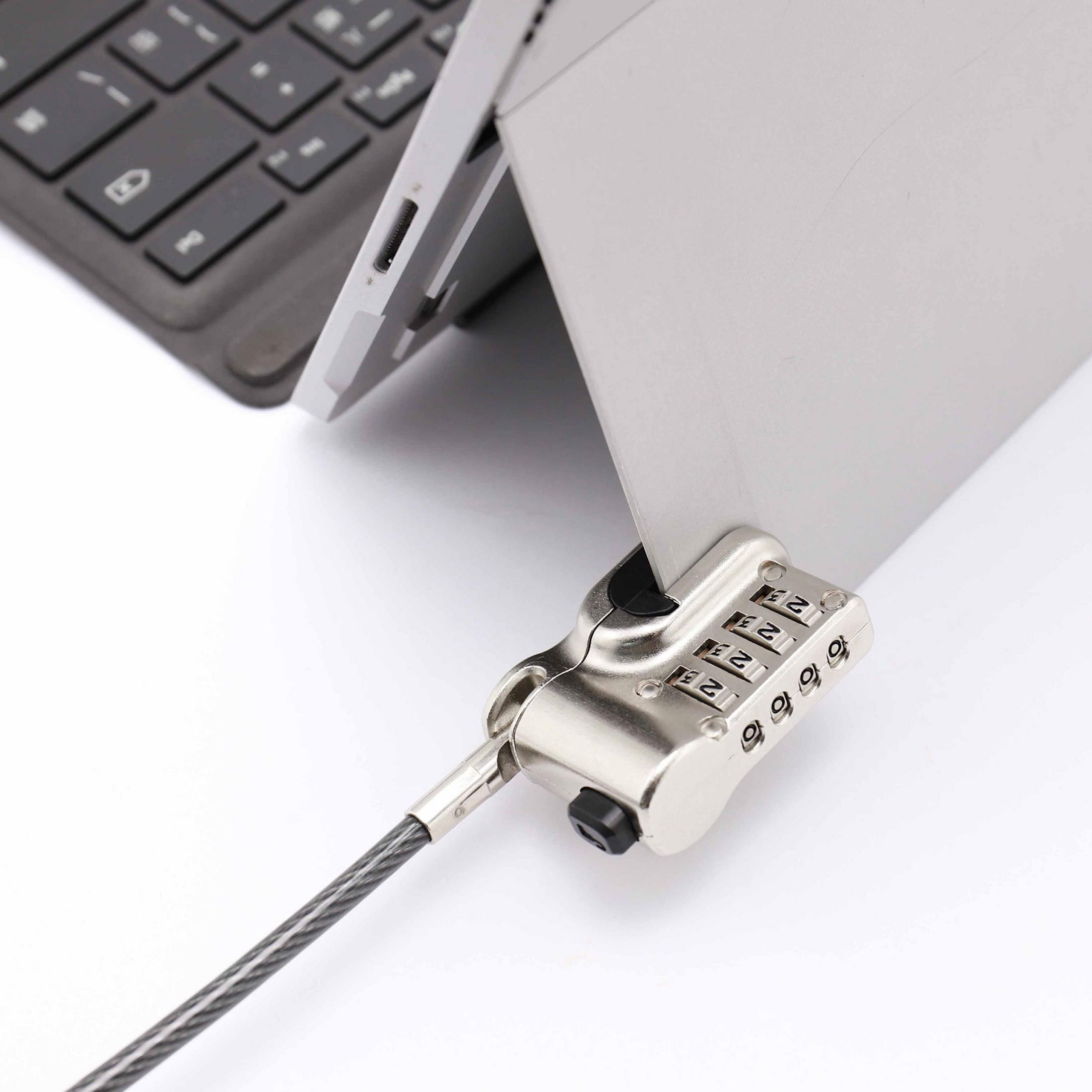 Laptop mit Zahlenschloss gesichert, Kabel befestigt.