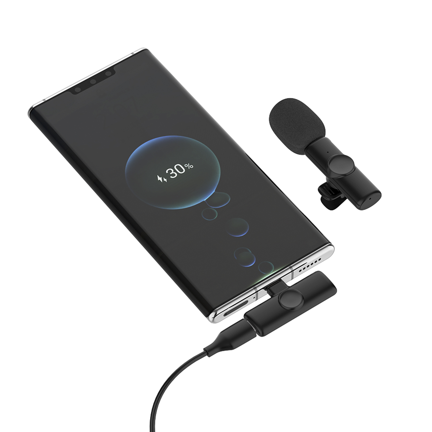 Smartphone con microfono collegato e in carica, su una superficie bianca.