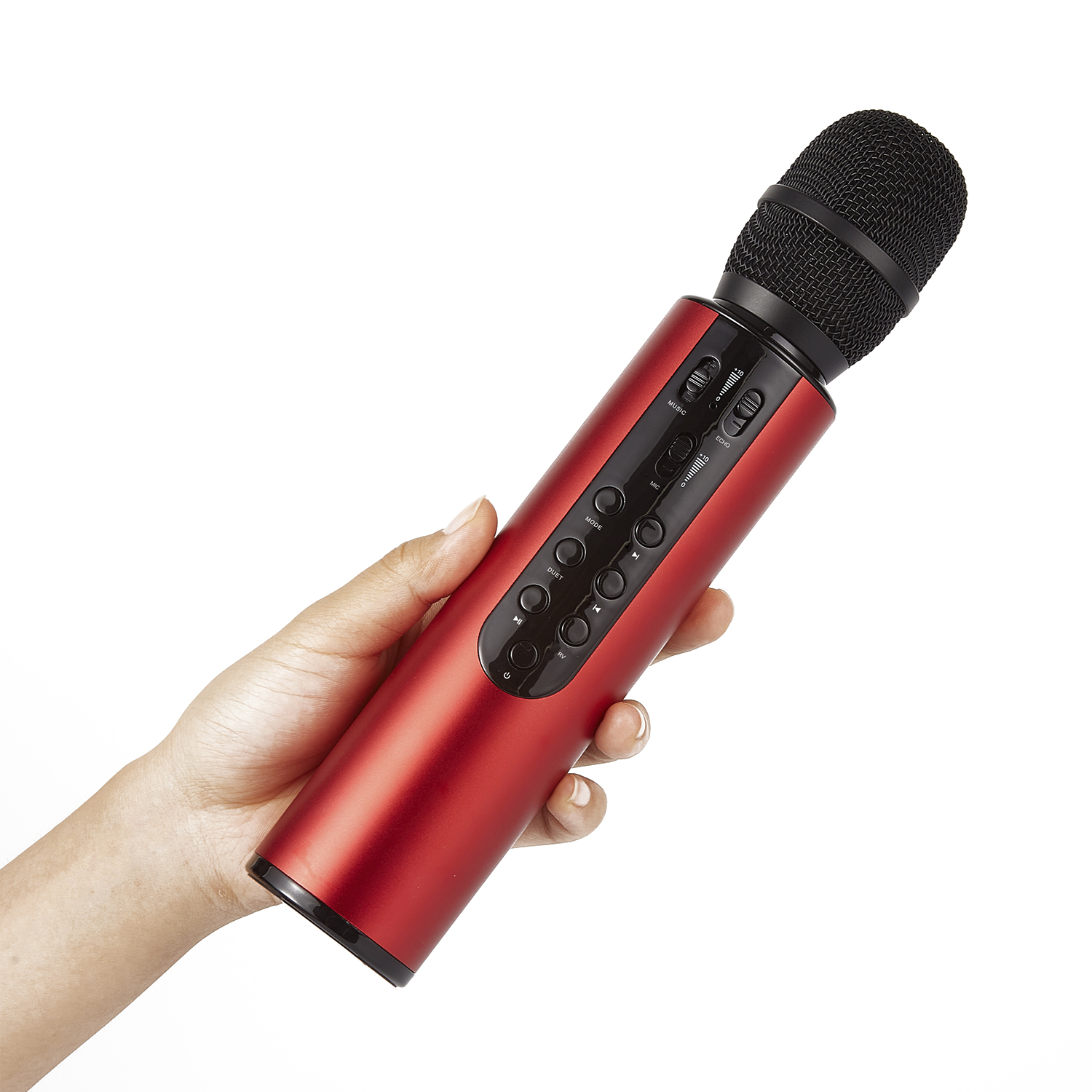 Microfono karaoke rosso con pulsanti, tenuto da una mano su sfondo bianco.