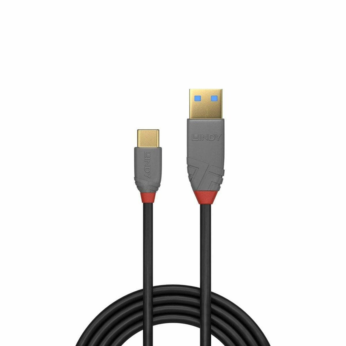 Un câble USB-C vers USB-A noir avec des accents rouges. Le câble est sur fond blanc.