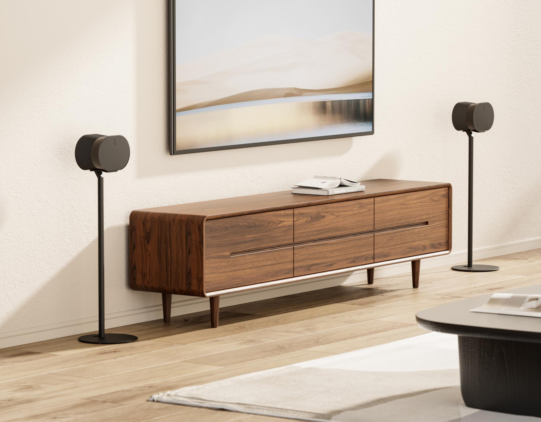 Woonkamer met een tv op een houten kast, twee zwarte luidsprekers en een salontafel.