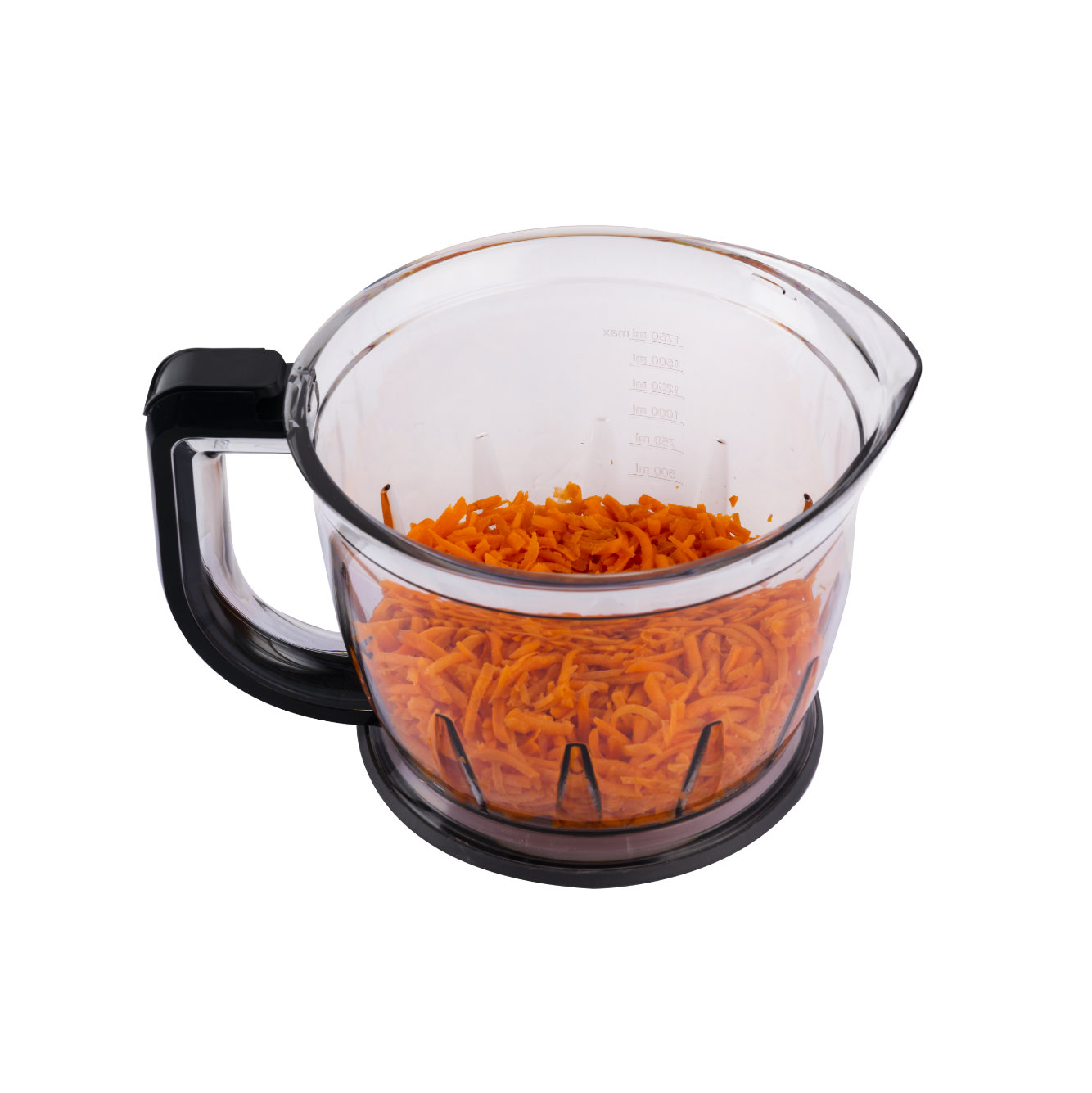 Rendelenmiş havuçlu şeffaf plastik blender. Kap, turuncu, rendelenmiş havuçlarla dolu.