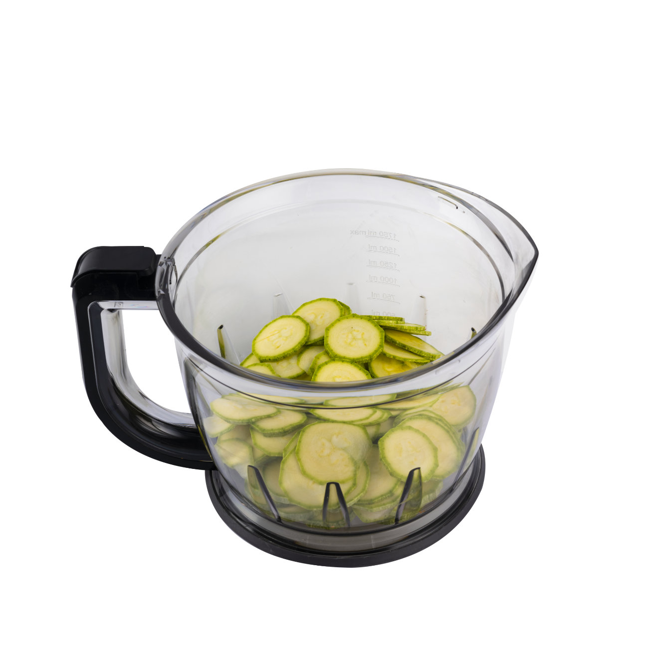 Yeşil kabak dilimleri içeren şeffaf plastik blender kabı, beyaz zemin üzerinde izole edilmiş.