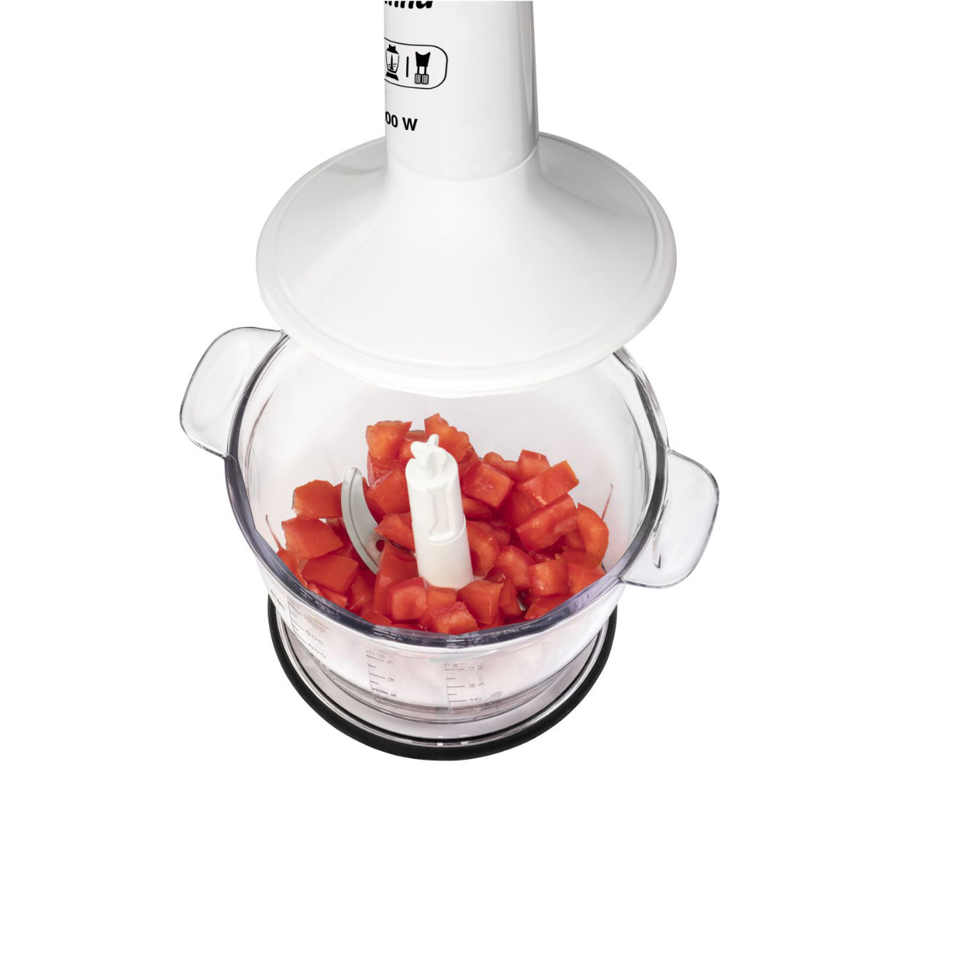 Mixer mit gehackten Tomaten, weißer Deckel mit Griff und Klinge, transparente Schüssel.