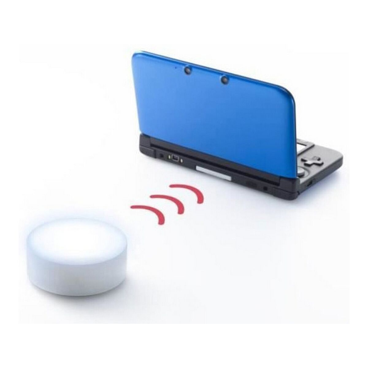 Consola portátil 3DS azul sobre superficie blanca. Un dispositivo blanco y ondas rojas al frente.