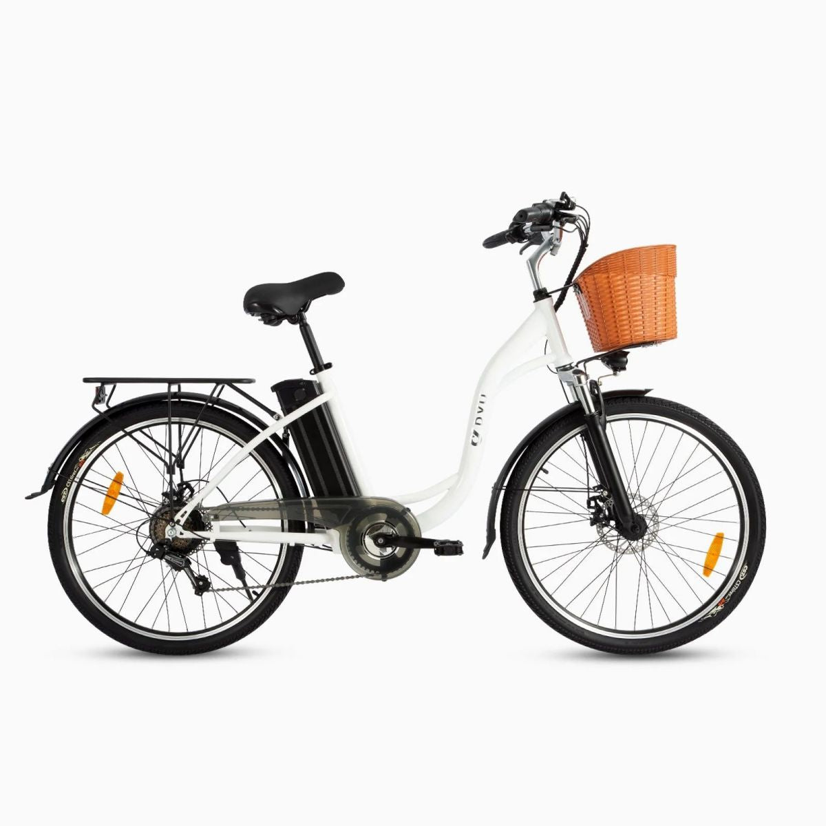 Una bicicletta elettrica bianca con un cestino marrone sul davanti, isolata su sfondo bianco.