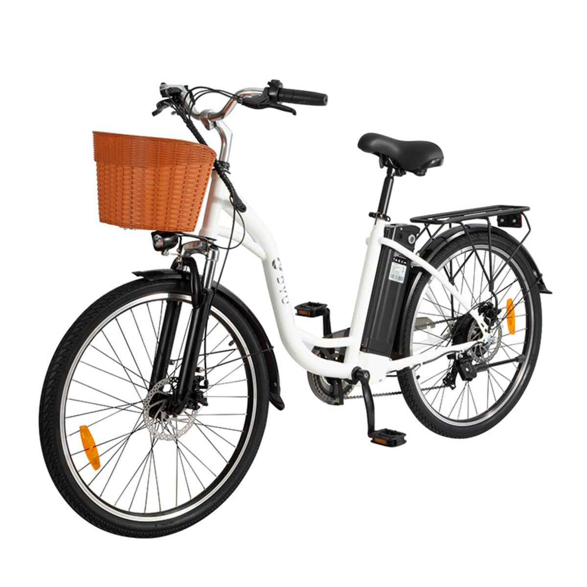 Bicicletta elettrica bianca con cestino marrone davanti. Pneumatici e sedile neri. Sfondo bianco.