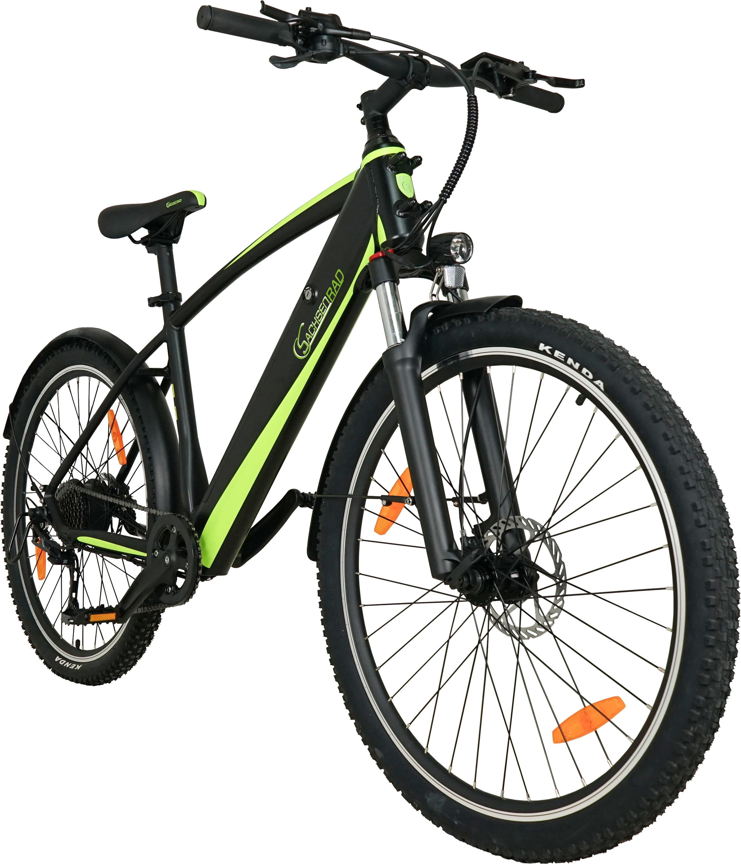 Schwarzes und grünes Elektrofahrrad auf weißem Hintergrund. Es hat Kenda-Reifen.