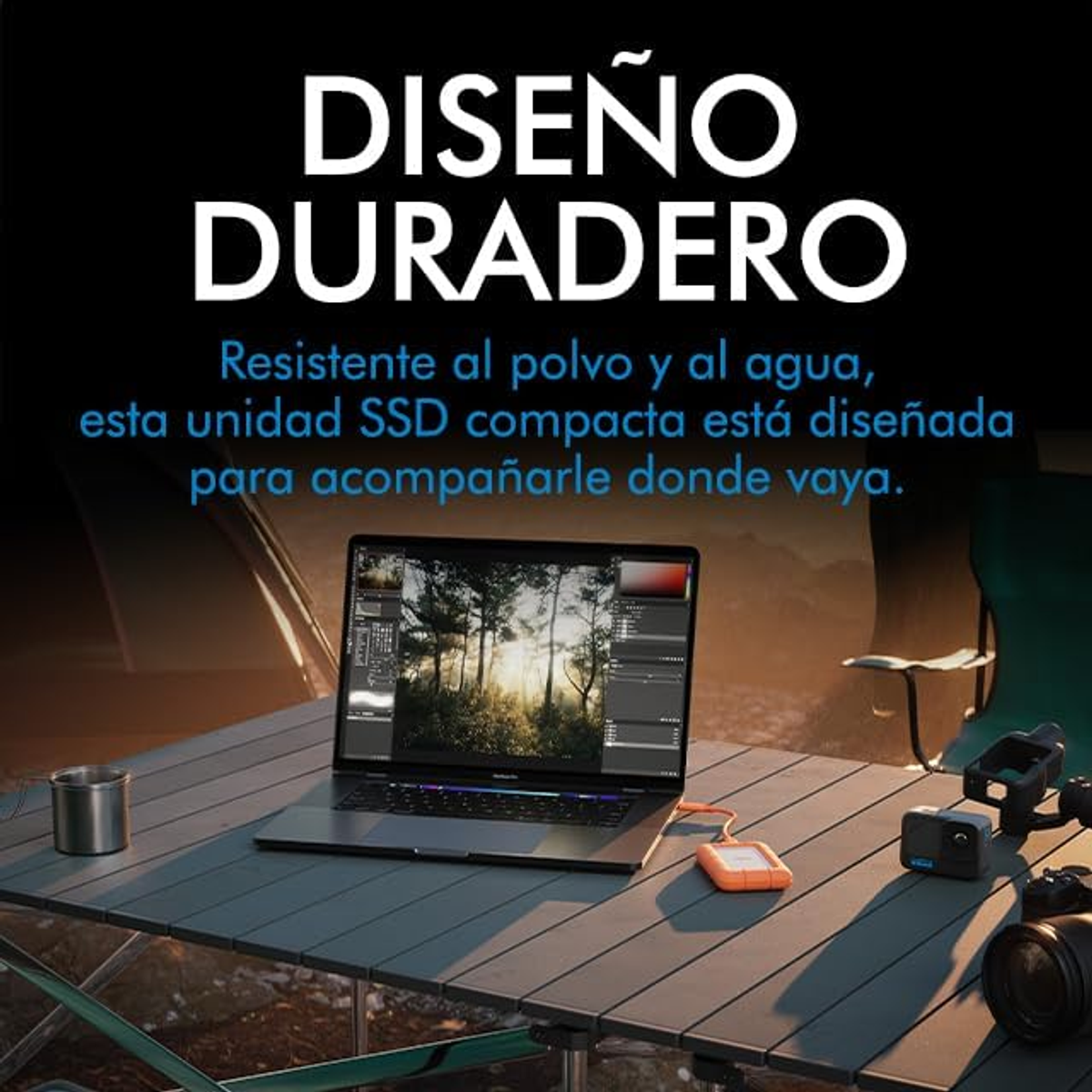 Laptop na stole z akcesoriami. Tekst: Trwały design. Tło: scena na zewnątrz.