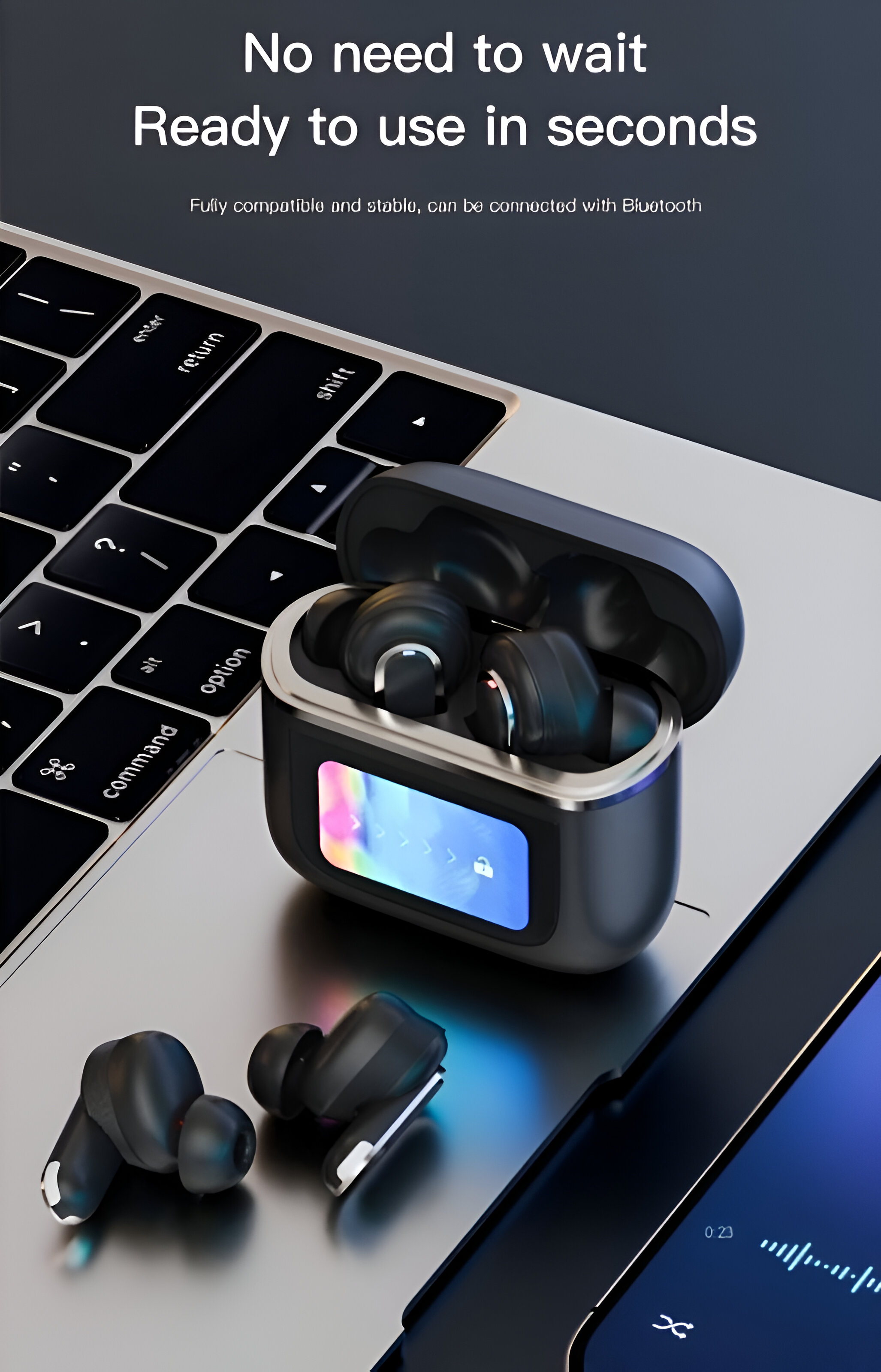 Auriculares negros con estuche de carga y teléfono en portátil, con superposición de texto.