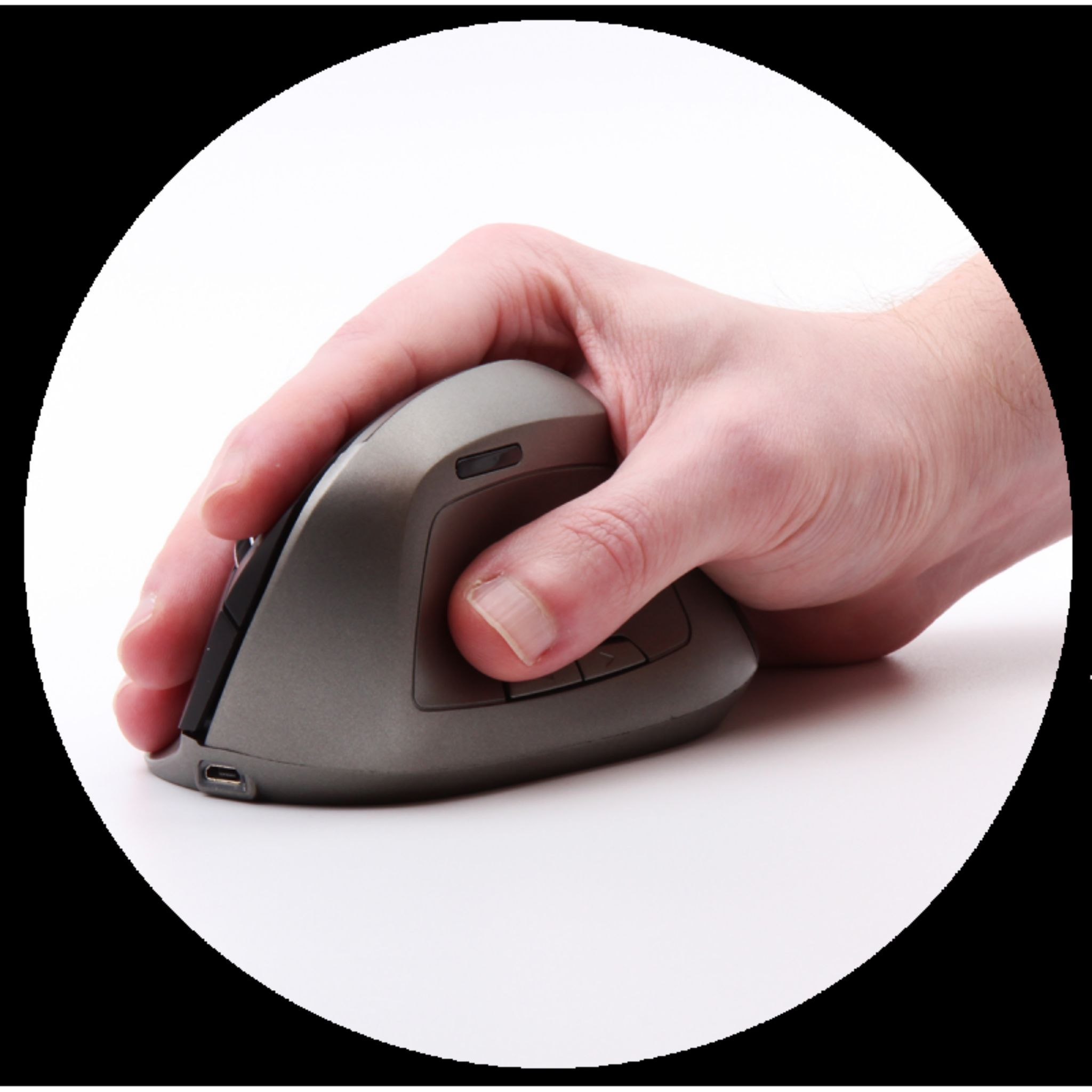 Una mano che tiene un mouse ergonomico verticale su sfondo bianco.
