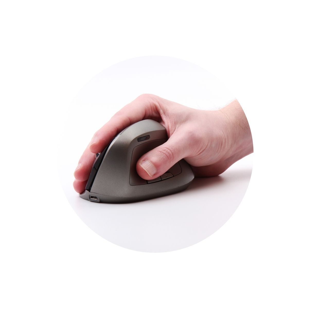 Una mano che tiene un mouse ergonomico verticale con finitura argento e grigio.