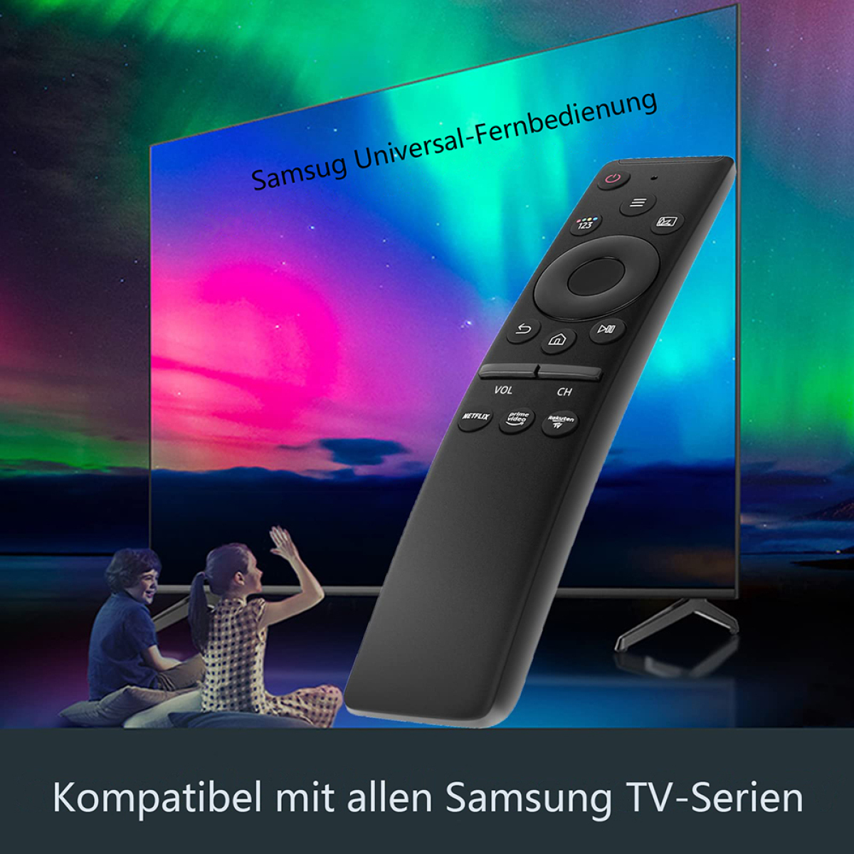 Eine schwarze Fernbedienung mit Knöpfen vor einem Fernsehbildschirm, im Hintergrund zwei Personen.