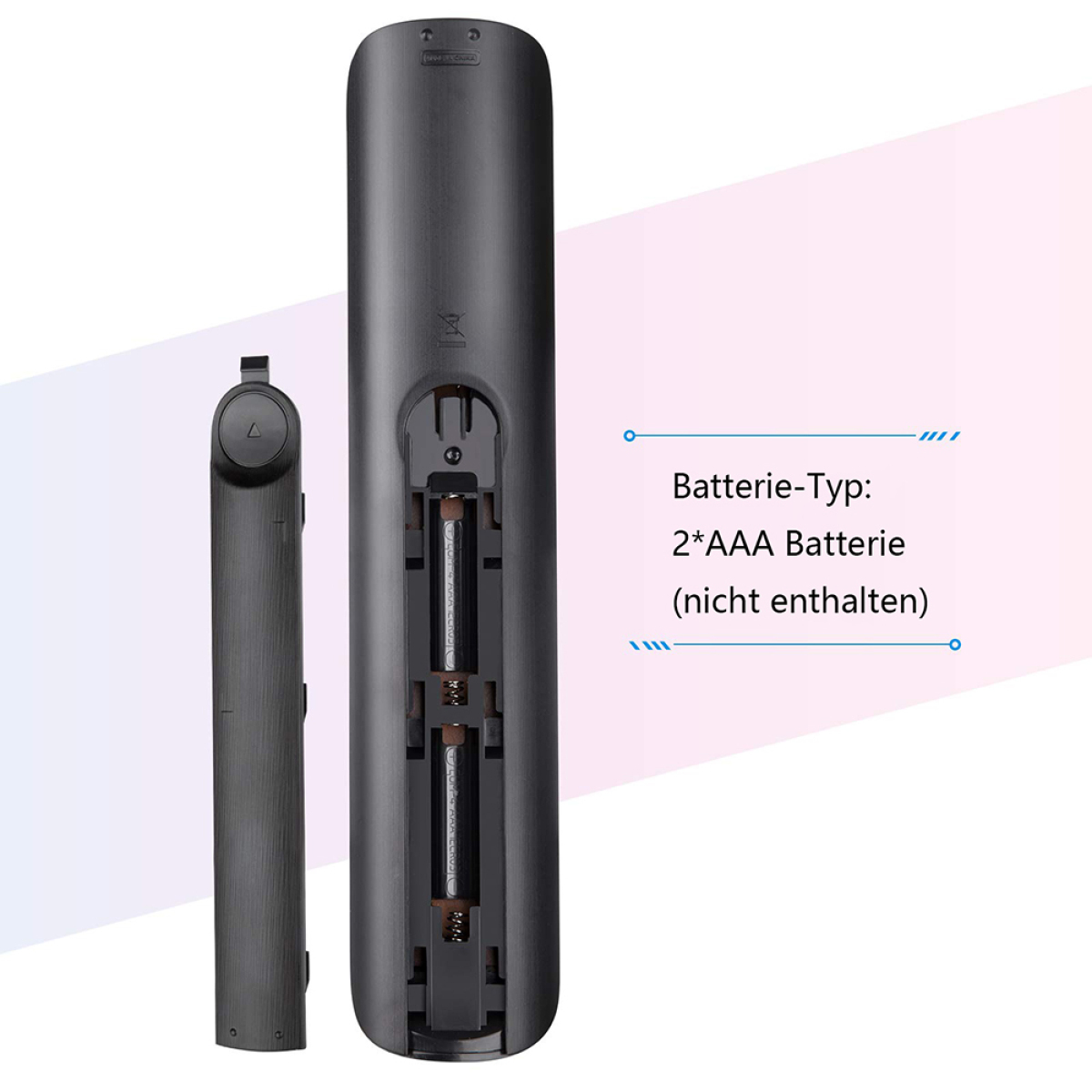 Die Rückseite einer schwarzen Fernbedienung mit geöffnetem Batteriefach, das zwei AAA-Batterien zeigt.