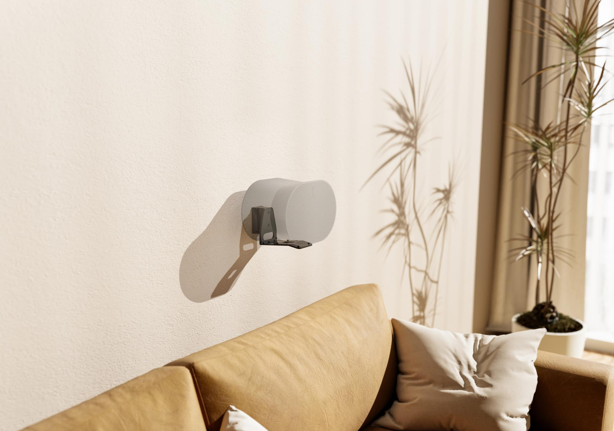 Wandleuchte in einem modernen Wohnzimmer. Beige Wand, beiges Sofa und Pflanze.