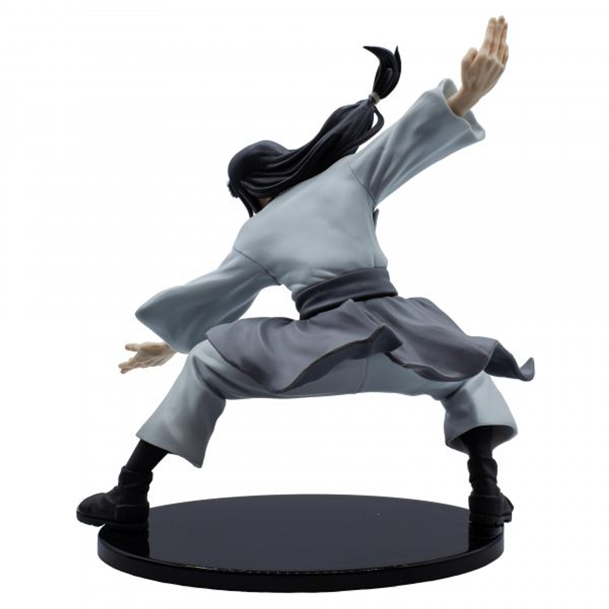 Eine Figur in Karate-Pose auf einem schwarzen Ständer. Die Figur trägt graue Kleidung.