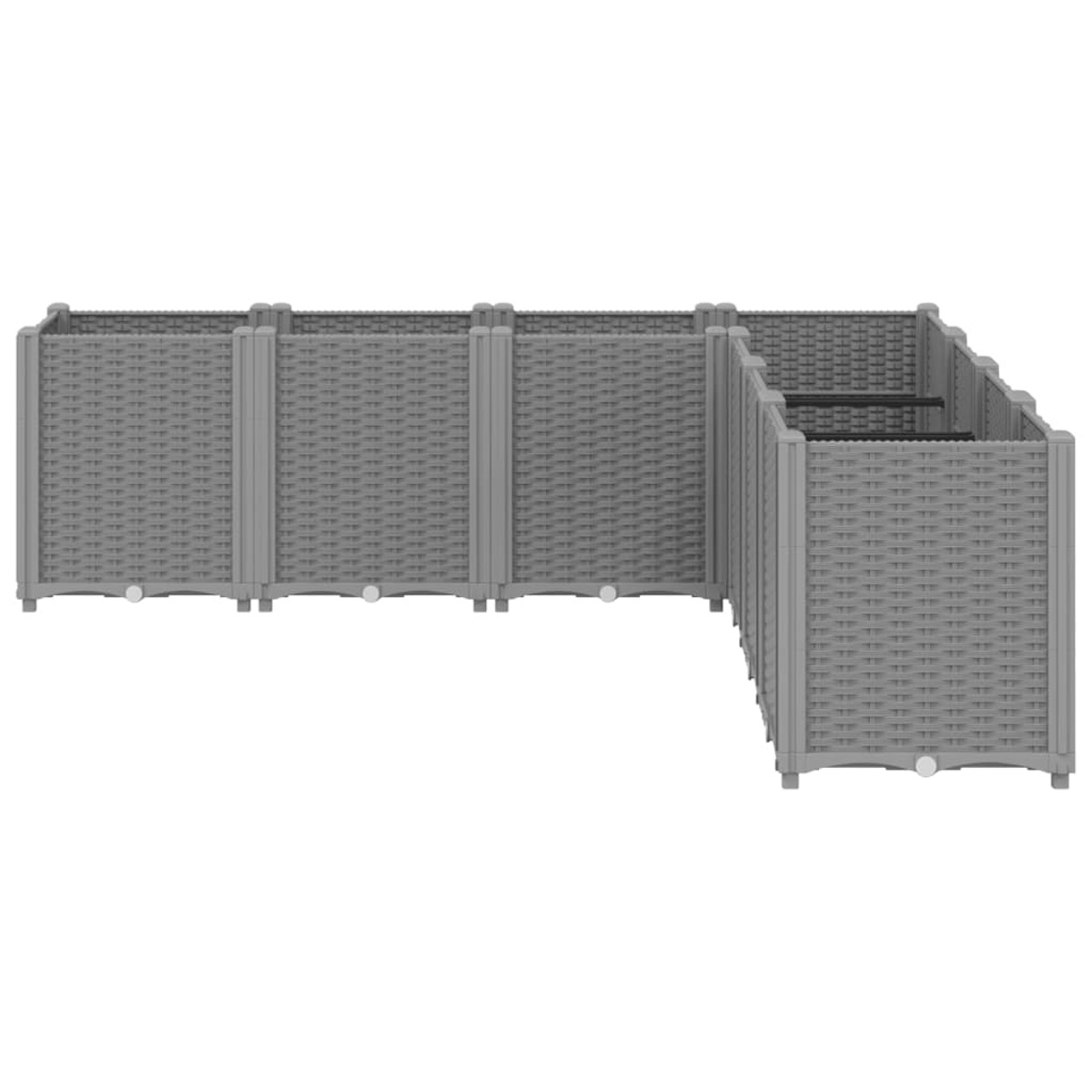 Graues, gewebtes Outdoor-Sofa. L-förmig, mit mehreren Abschnitten und grauem Hintergrund.