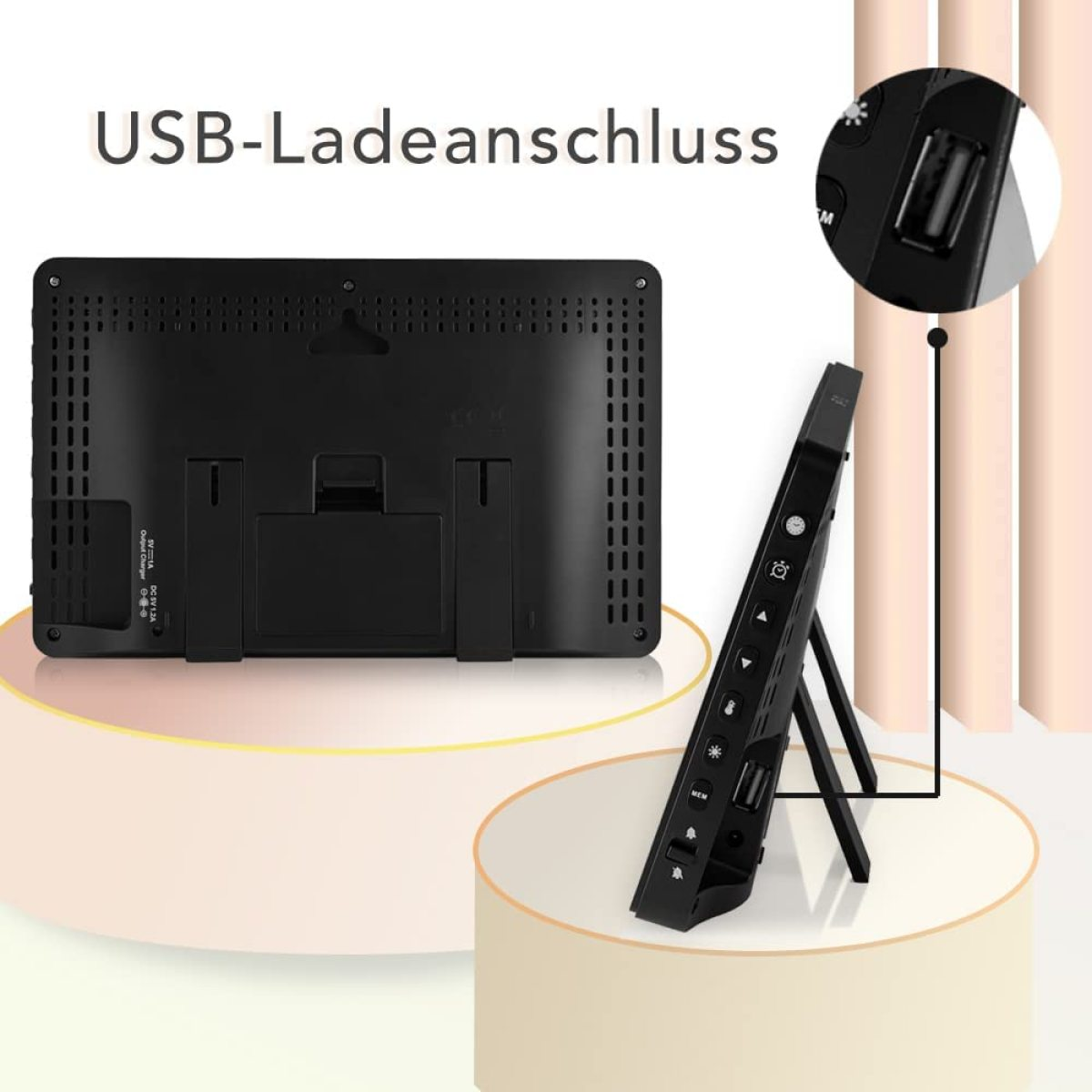 Schwarze Digitaluhr mit USB-Ladeanschluss und Ständer.