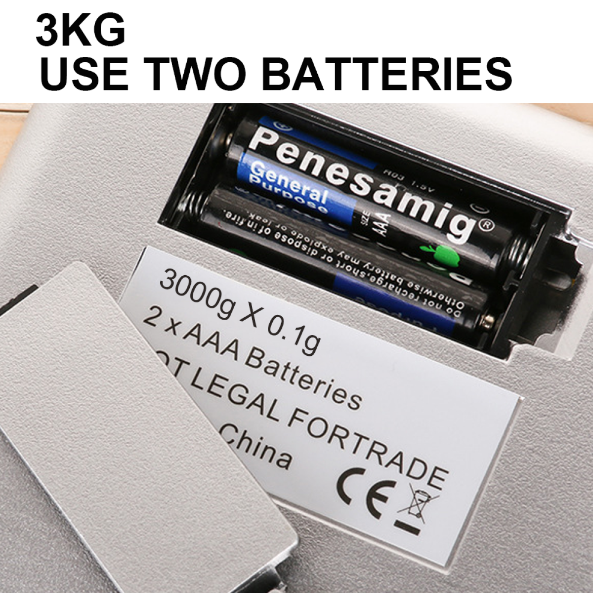Waage mit Batterien und Text. Zeigt das offene Batteriefach mit zwei Batterien.