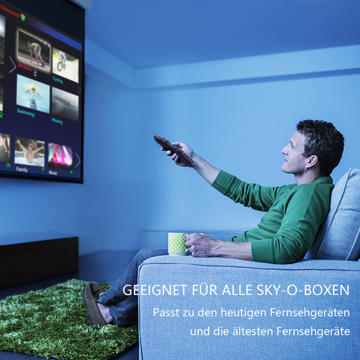 Ein Mann sitzt auf einem Sofa und zeigt mit einer Fernbedienung auf einen Fernsehbildschirm mit einem Menü.