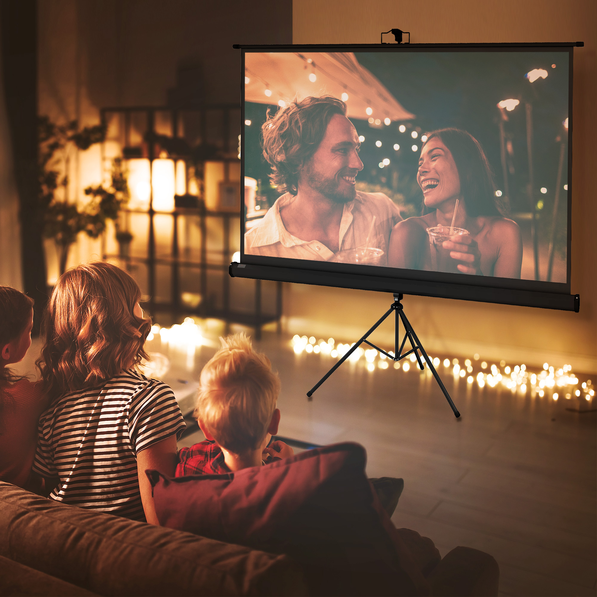 Famiglia guarda un film su schermo. Luci e ambiente accogliente.