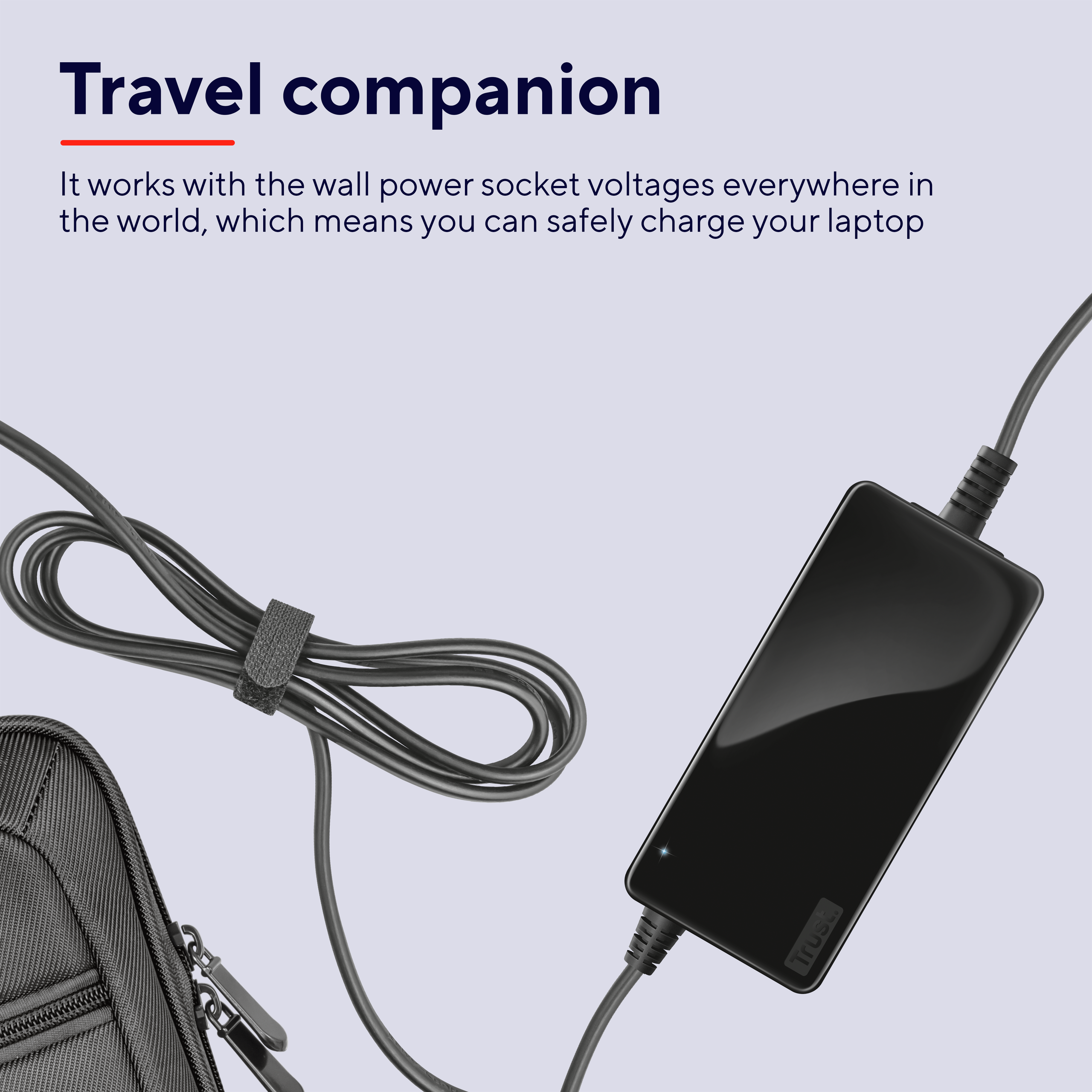 Chargeur d'ordinateur portable noir avec un sac noir et du texte. Le chargeur est connecté à un câble.