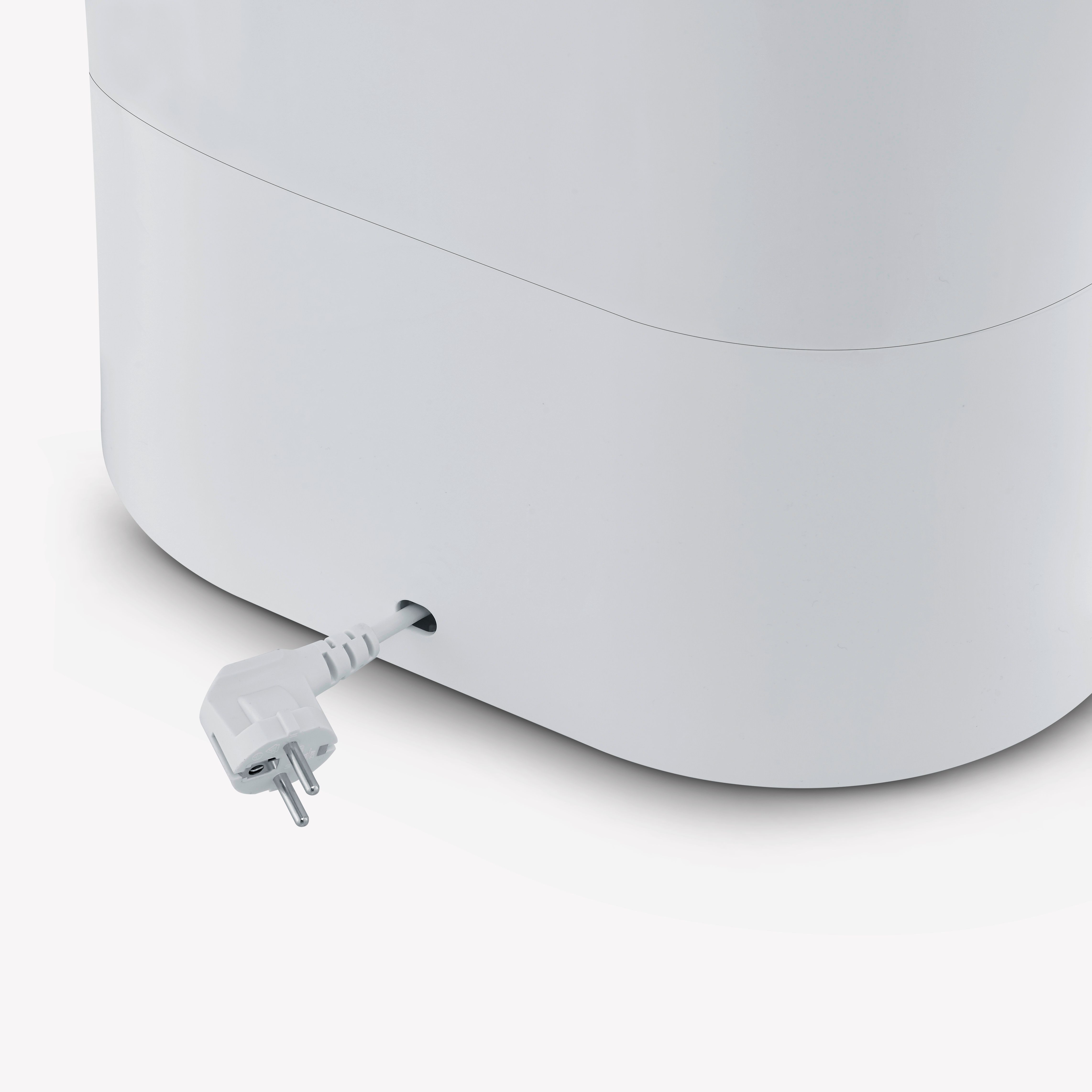 Biały obiekt z przewodem zasilającym. Przewód zasilający jest podłączony do obiektu. Białe tło.