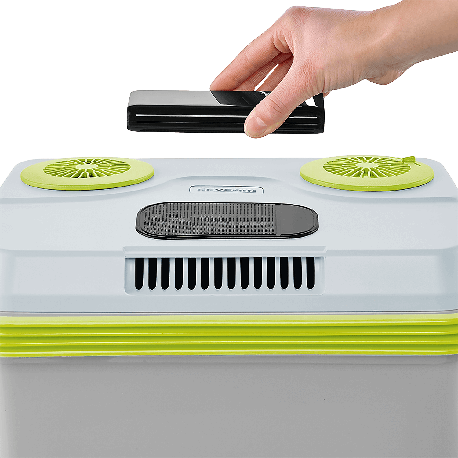 Ręka umieszczająca czarną część w białym i zielonym urządzeniu. Urządzenie ma dwie zielone cechy przypominające wentylator.