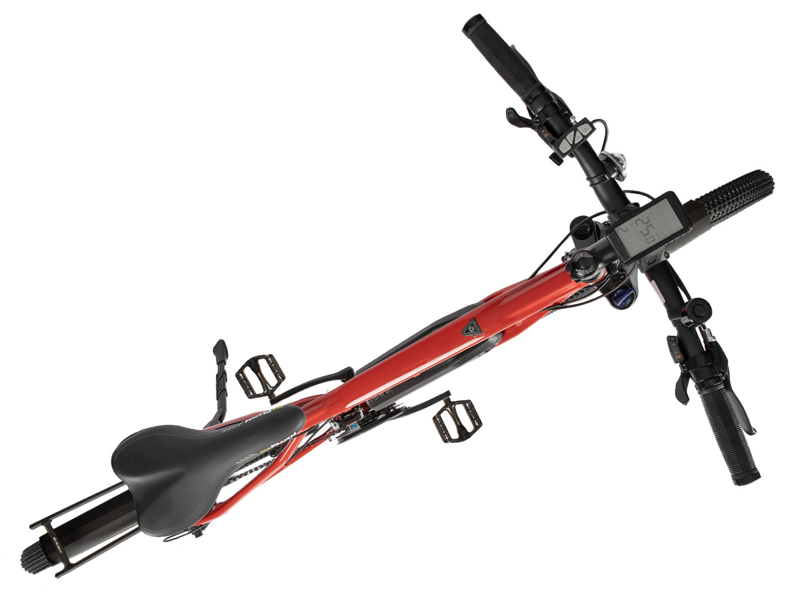 Draufsicht auf rotes Elektrofahrrad. Das Fahrrad steht auf einer weißen Oberfläche. Es hat einen schwarzen Sitz.