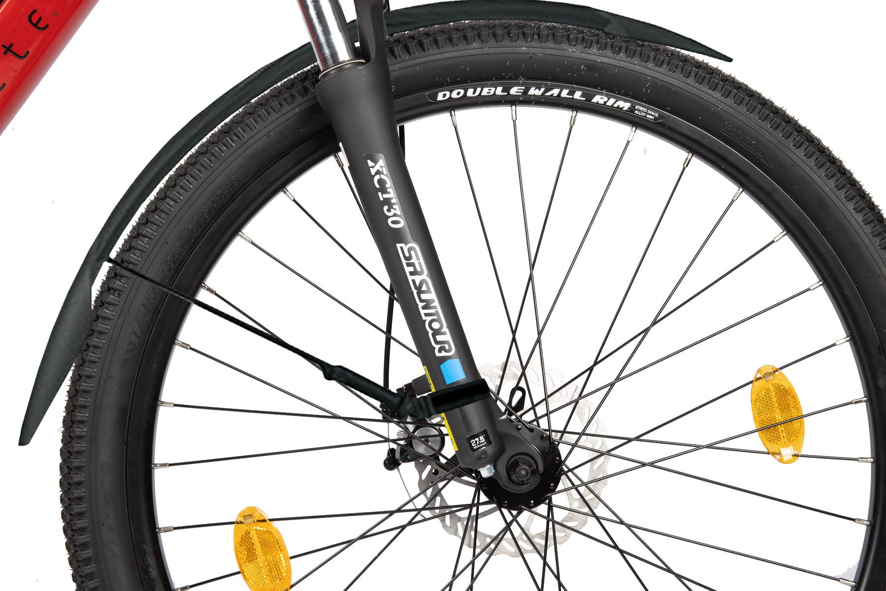 Nahaufnahme eines Fahrradvorderrads. Die Gabel trägt die Aufschrift 'SR SUNTOUR'. Ein schwarzer Kotflügel und Reflektor sind sichtbar.