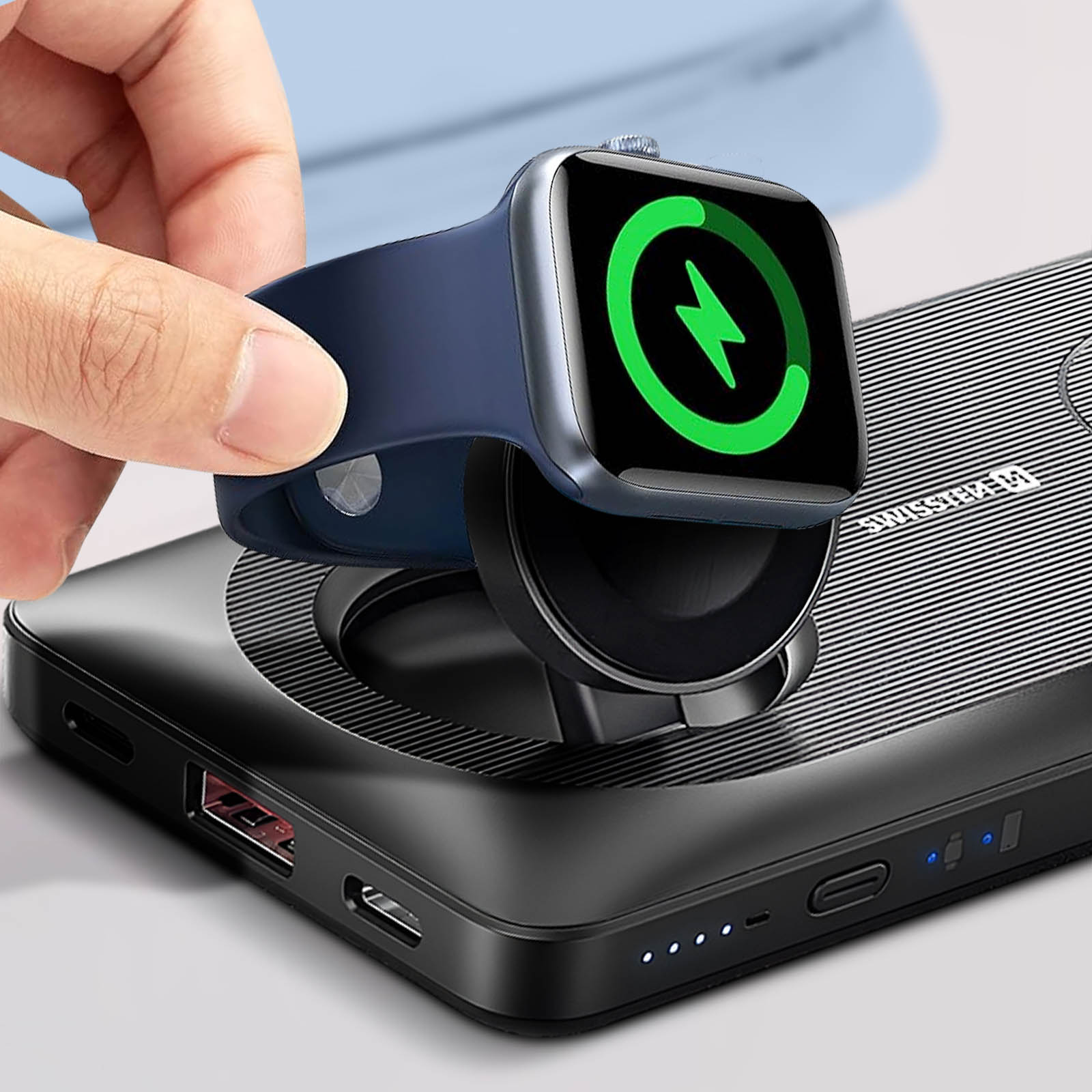 Main plaçant une montre bleue sur un socle de recharge noir. Un éclair vert sur l'écran de la montre.