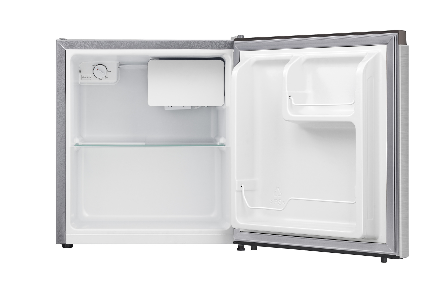 Offener weißer Mini-Kühlschrank mit Regalen und Türfächern. Weißer Hintergrund.