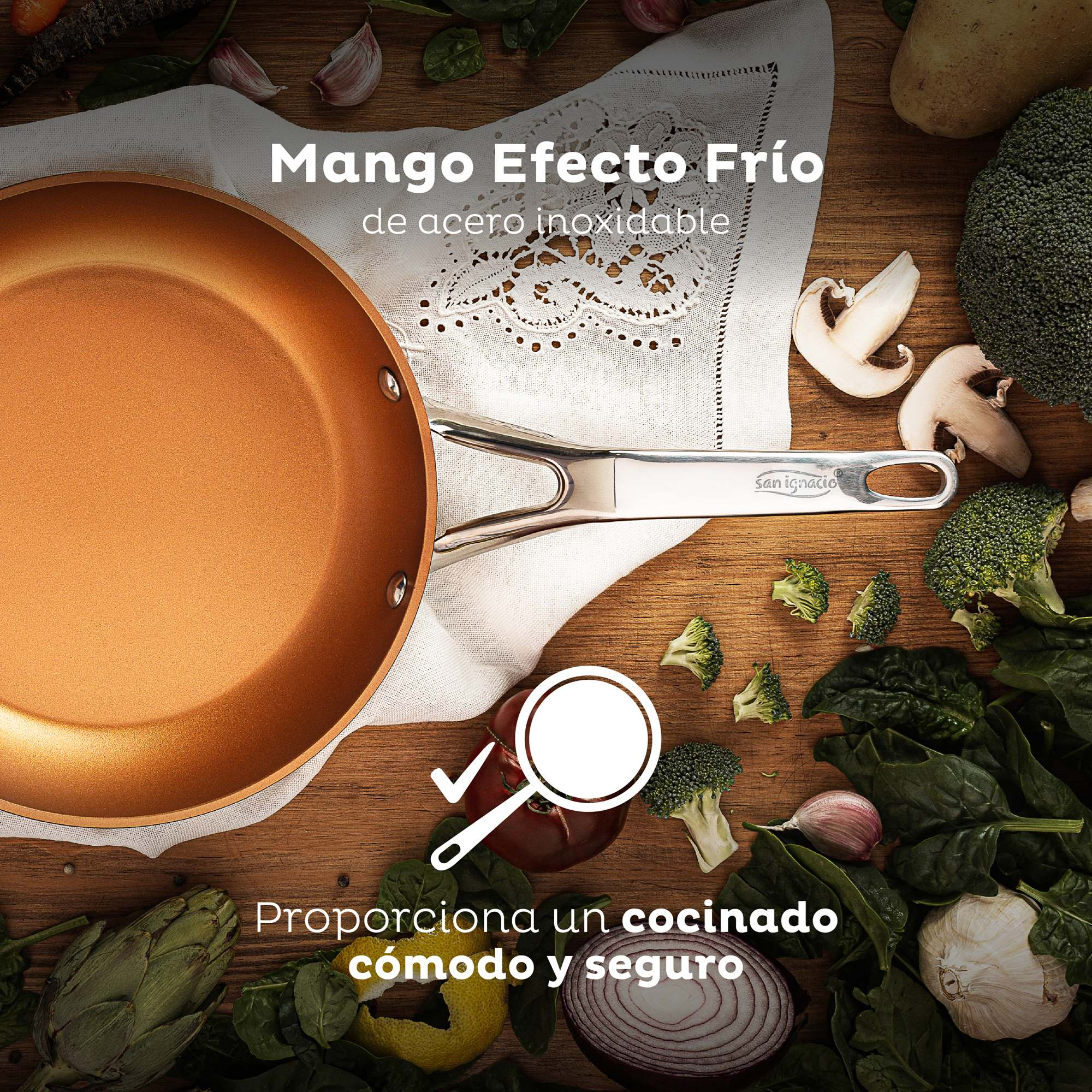 Una sartén de cobre con mango de acero inoxidable, rodeada de verduras y champiñones.