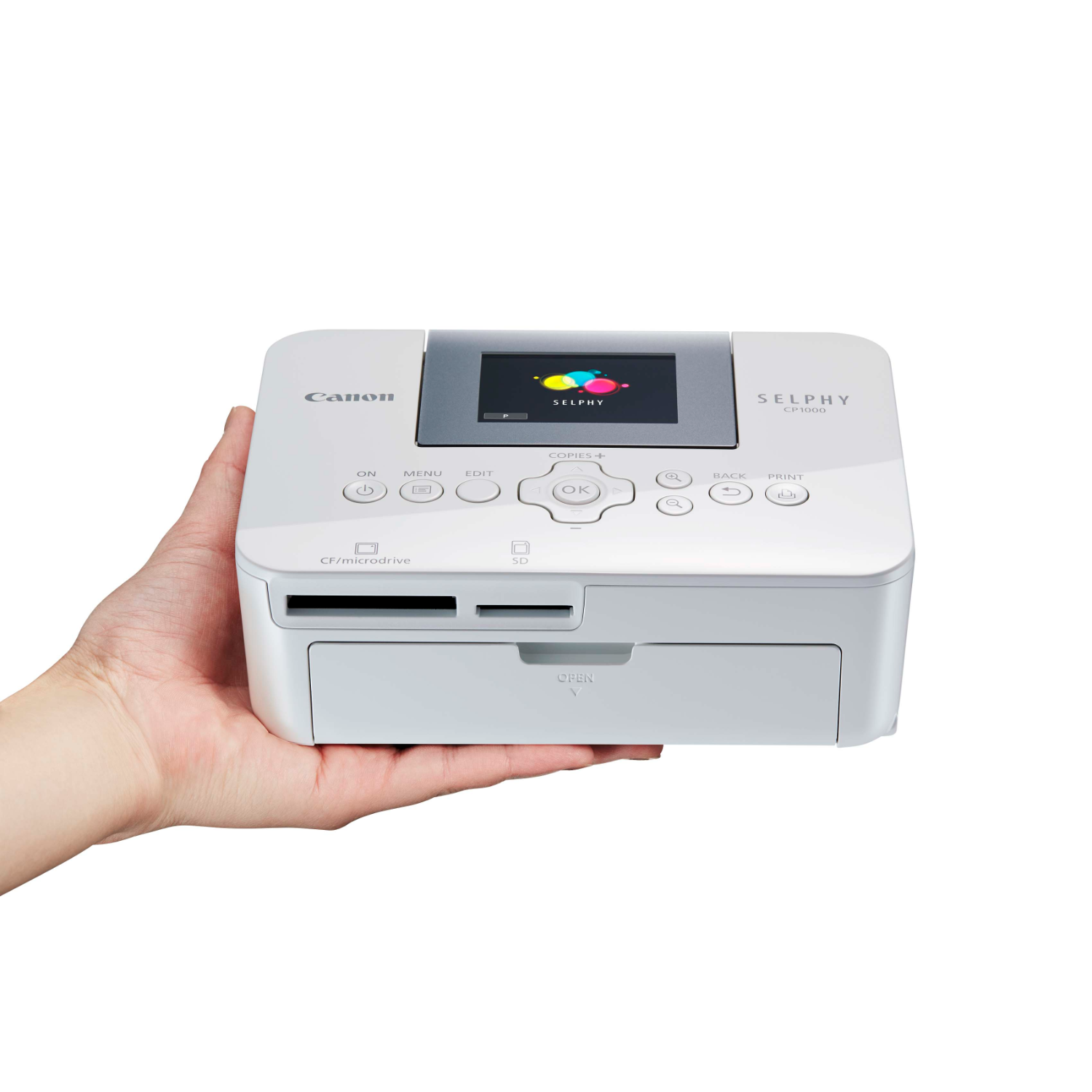 Ręka osoby trzymająca białą drukarkę fotograficzną Canon SELPHY CP1300.