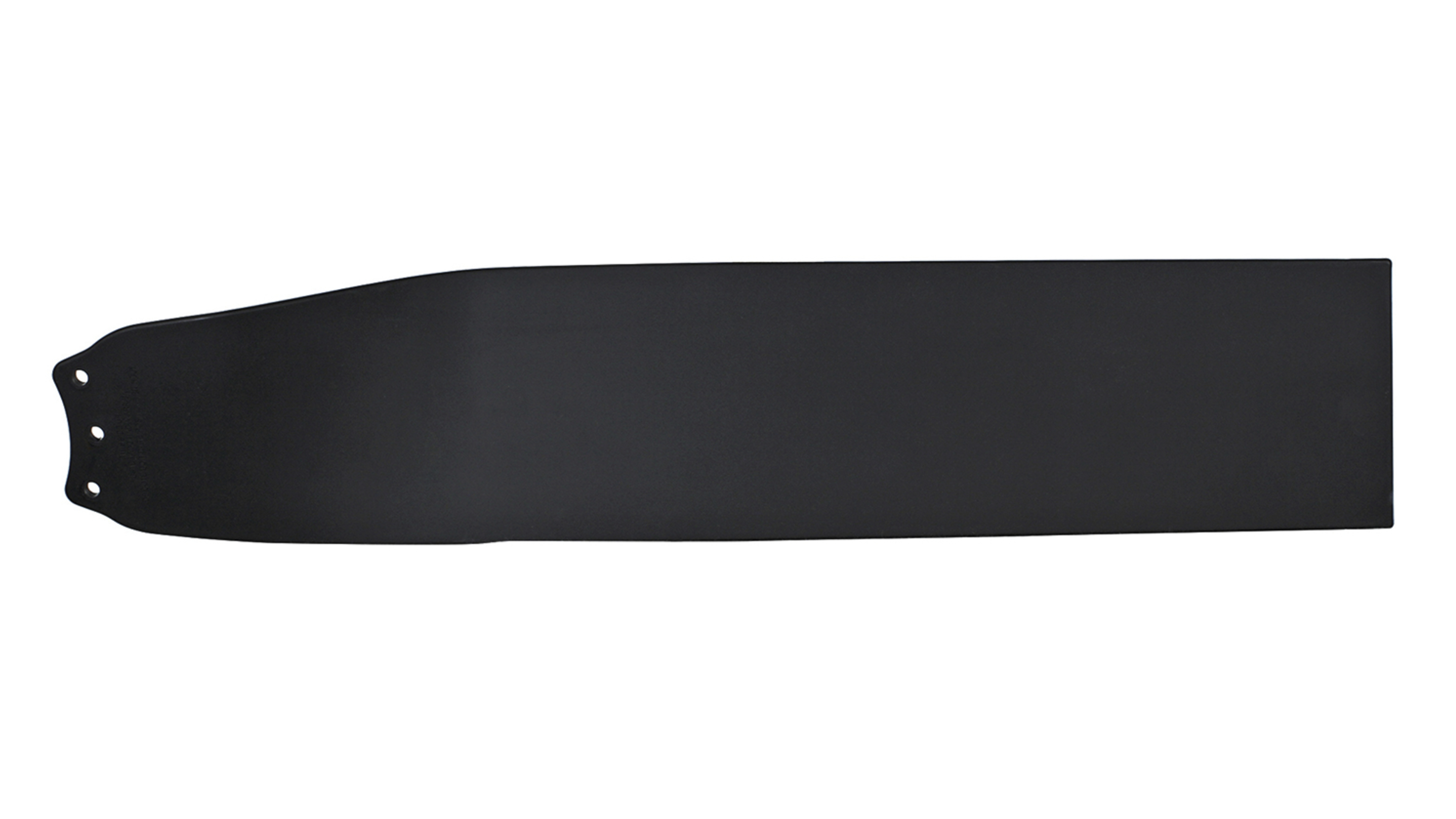Una pala di ventilatore da soffitto nera, rettangolare con punta arrotondata. Ha tre fori vicino all'estremità.
