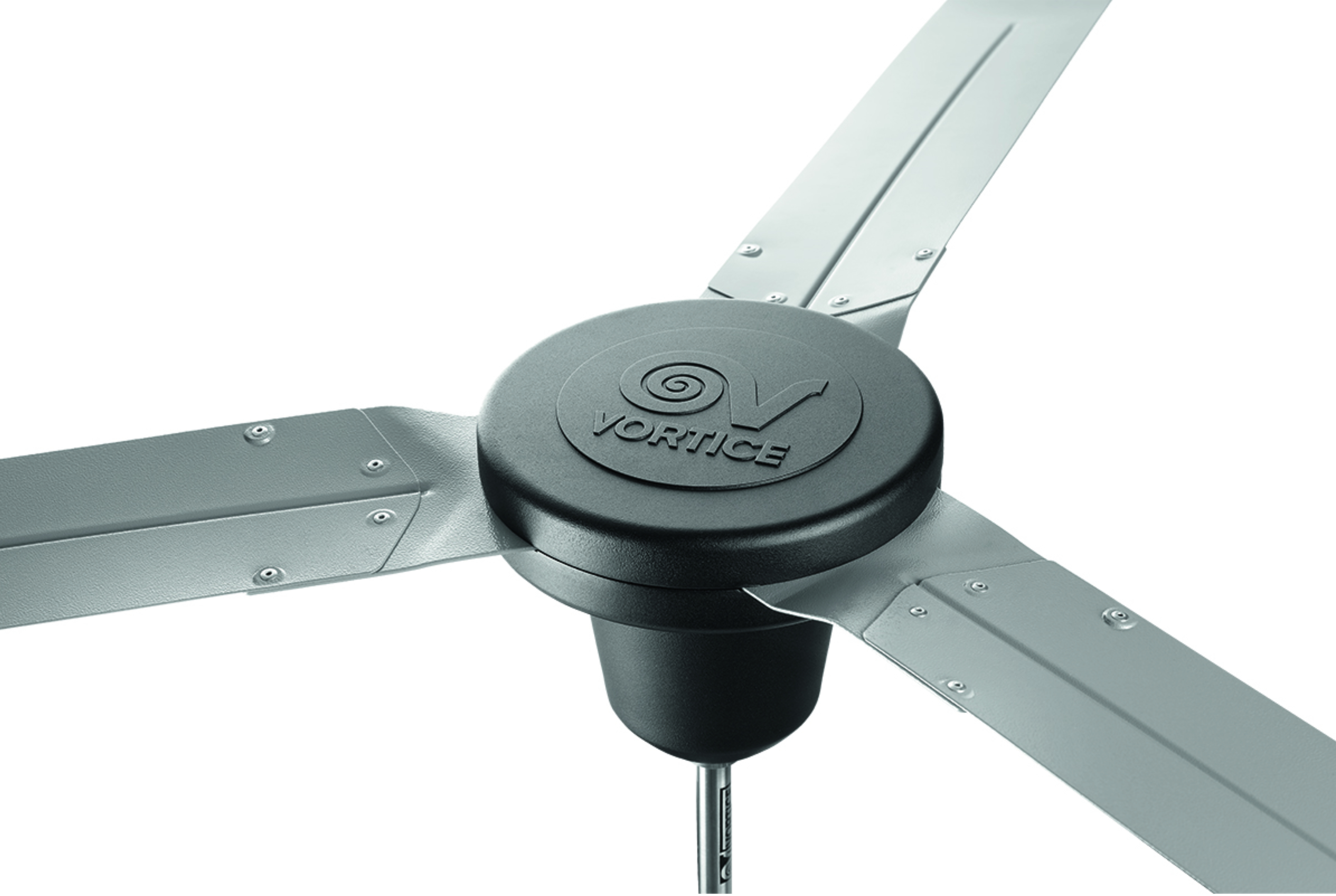 Deckenventilator mit drei Flügeln und zentralem Motorgehäuse, alles in Hellgrau gehalten.