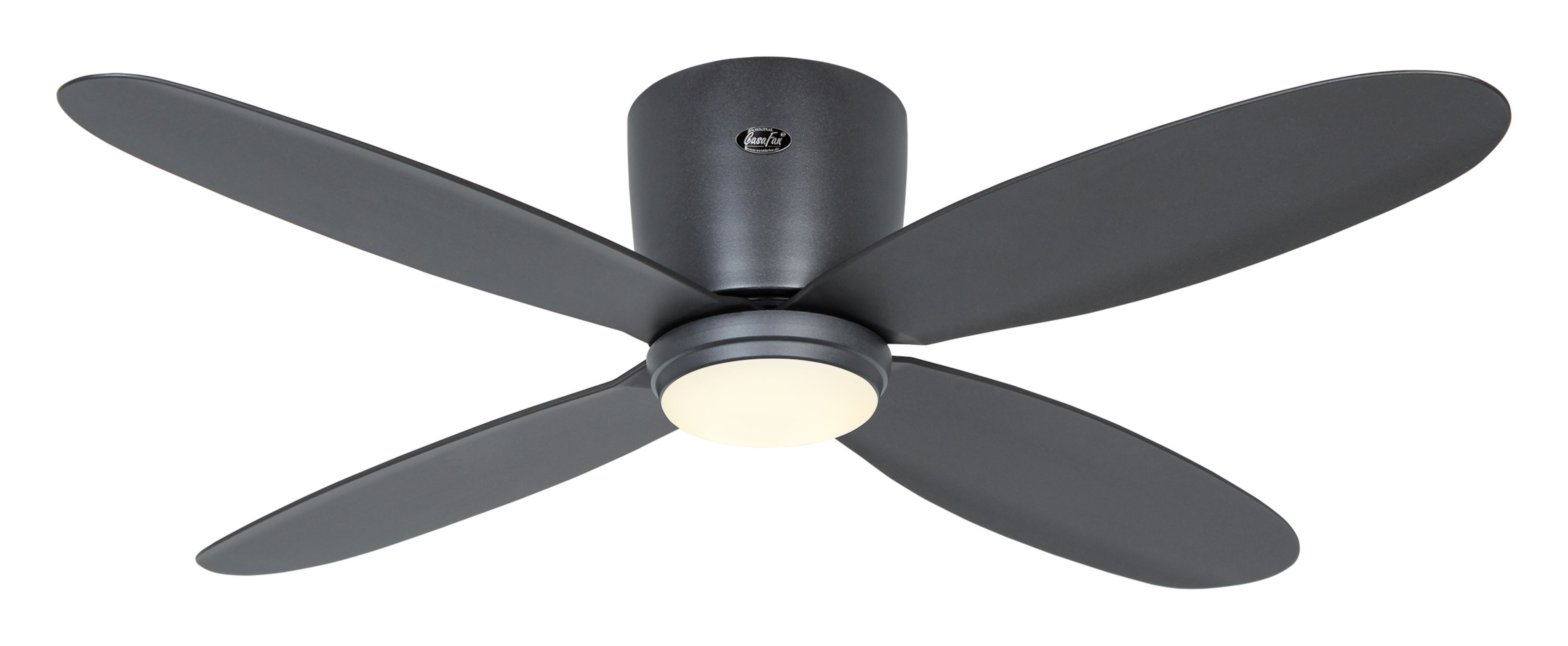 Ein schwarzer Deckenventilator mit vier Flügeln. Der Ventilator hat ein zentrales Licht und ist vor weißem Hintergrund.
