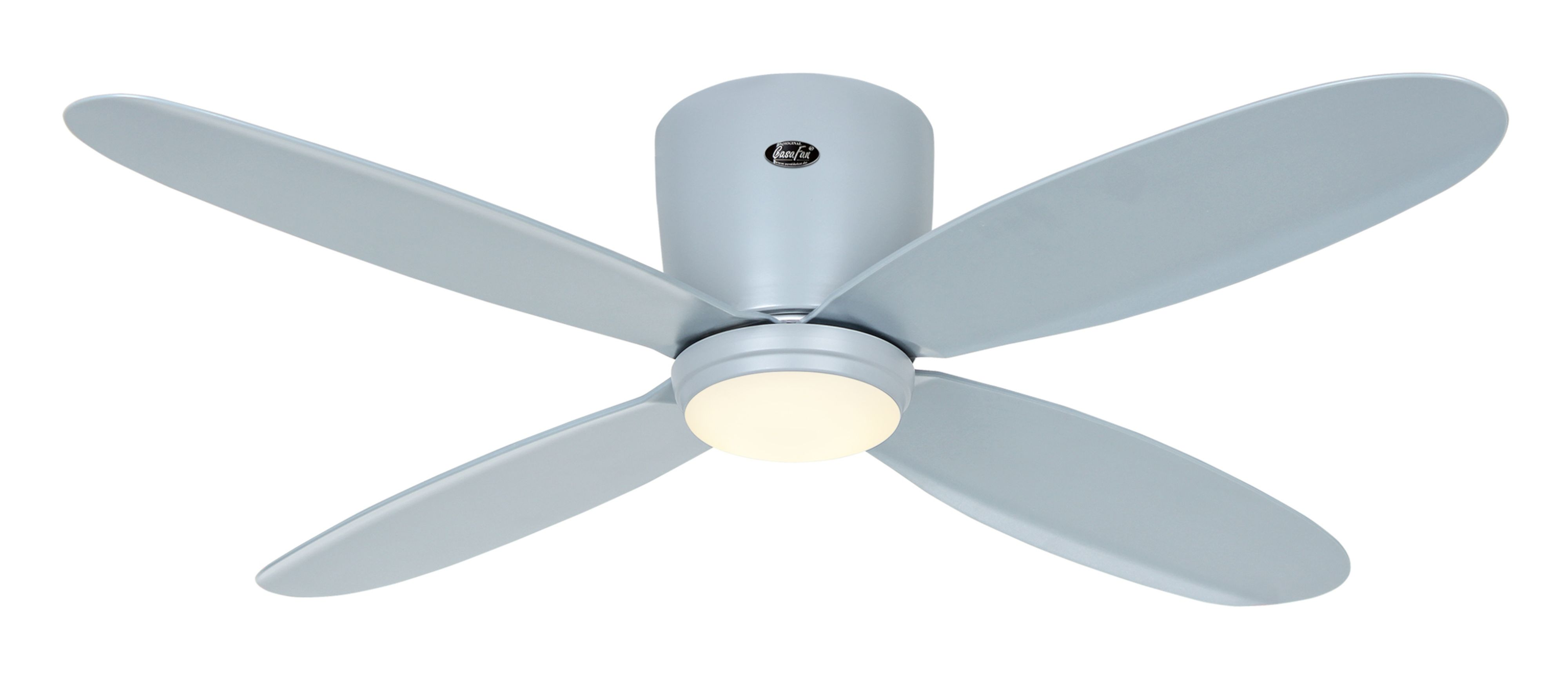 Ein Deckenventilator mit vier hellblauen Flügeln und einer weißen Leuchte.