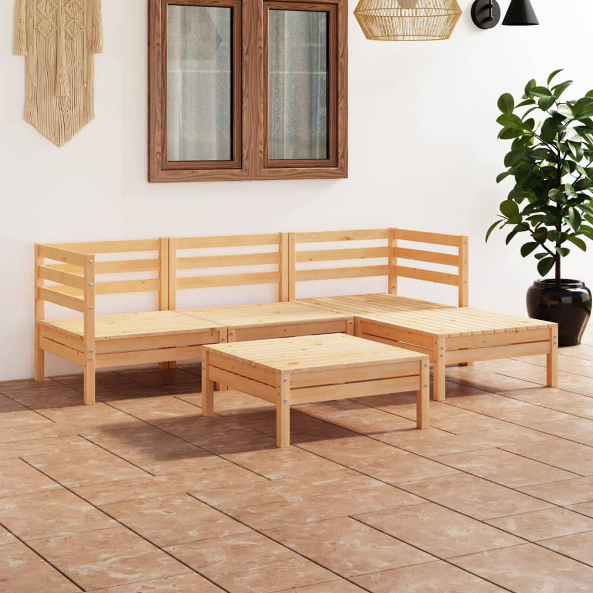Gartenmöbel-Set aus Holz: Sofa und Couchtisch. Hellbraune Farbe. Auf einer Terrasse.