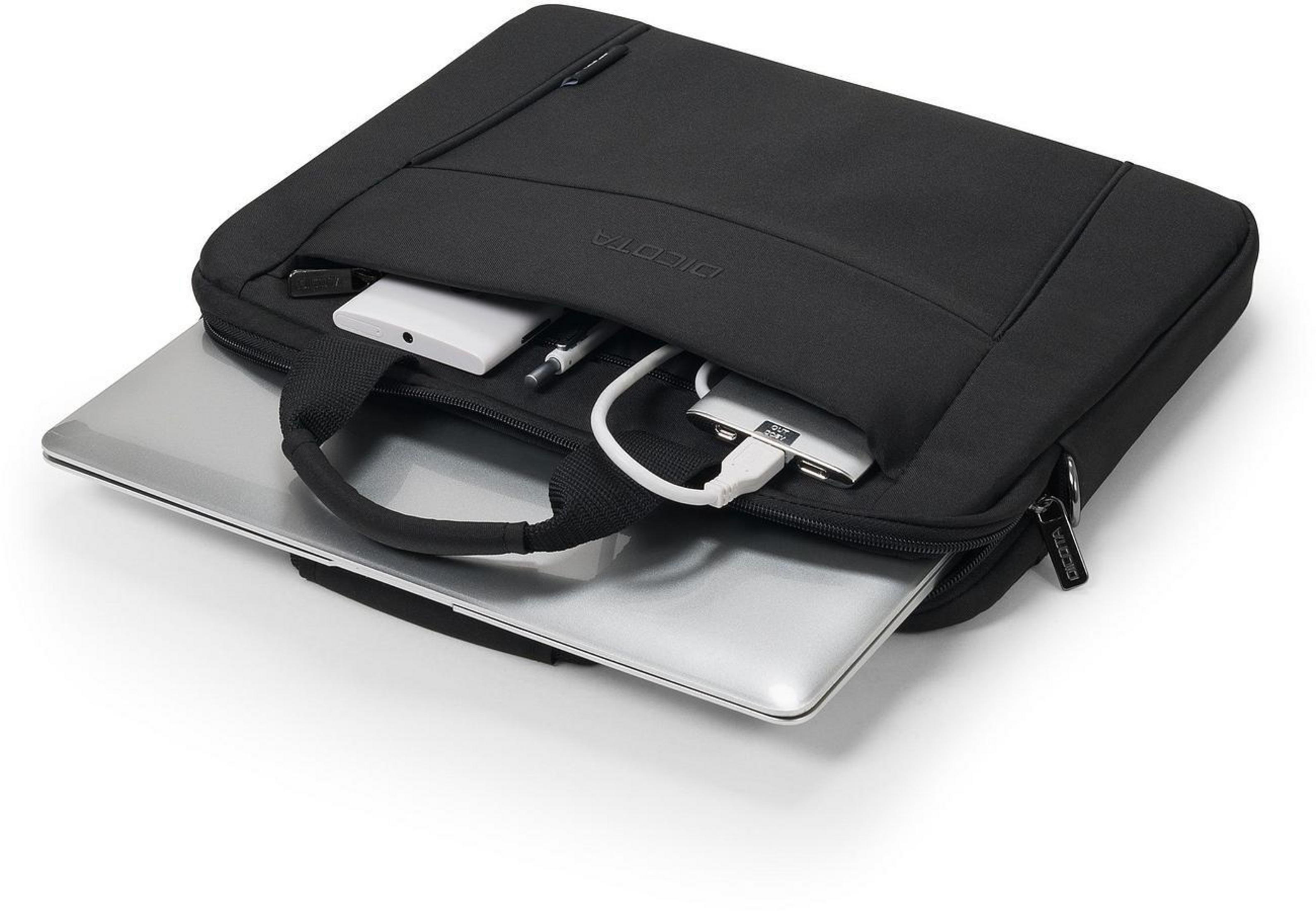Borsa per laptop nera con un laptop all'interno e altri oggetti. Sfondo bianco.