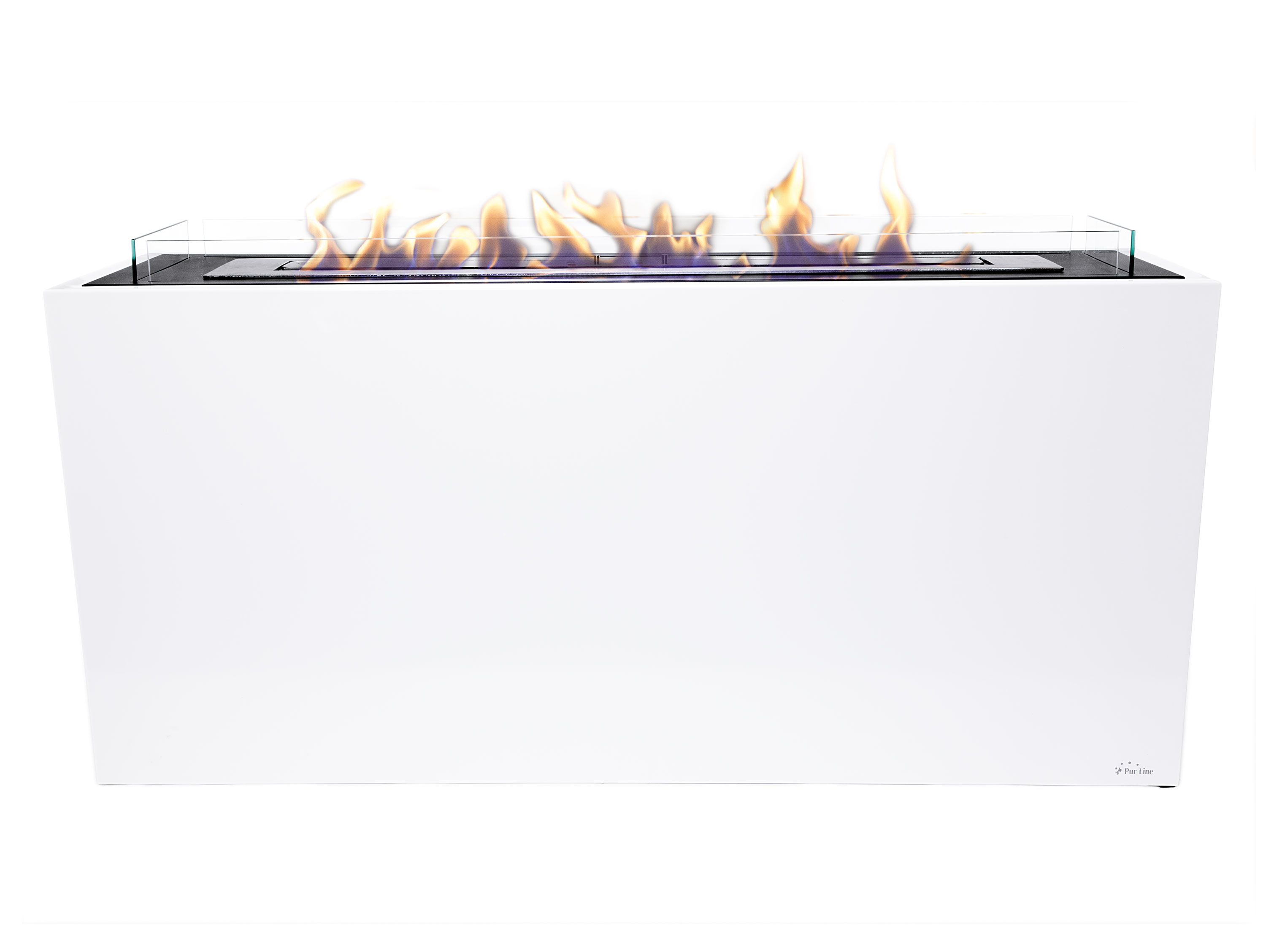 Caminetto esterno bianco con fuoco all'interno. Schermo in vetro, sfondo bianco.
