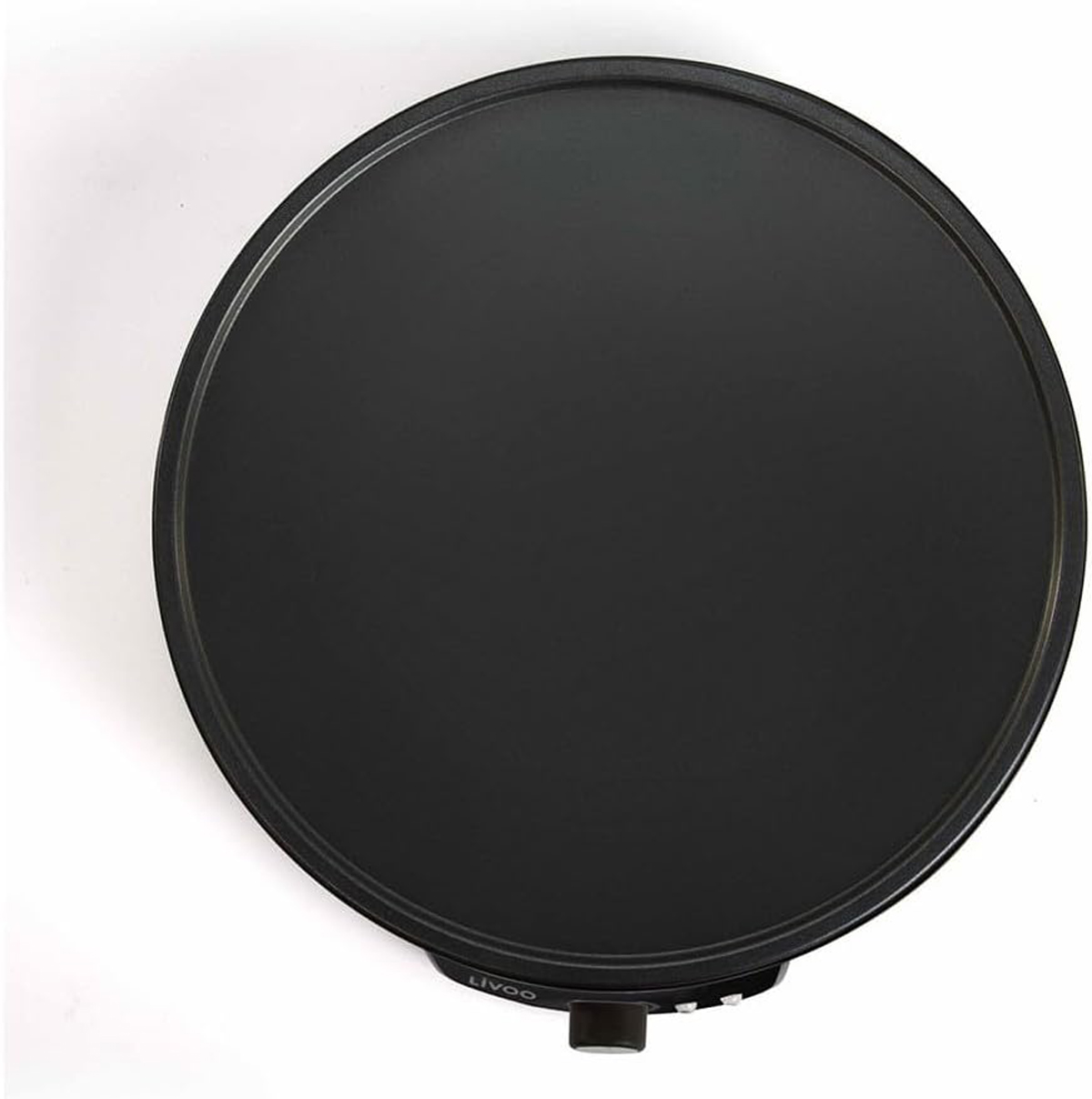 Czarna elektryczna patelnia do naleśników z okrągłą powierzchnią do gotowania i pokrętłem na białym tle.