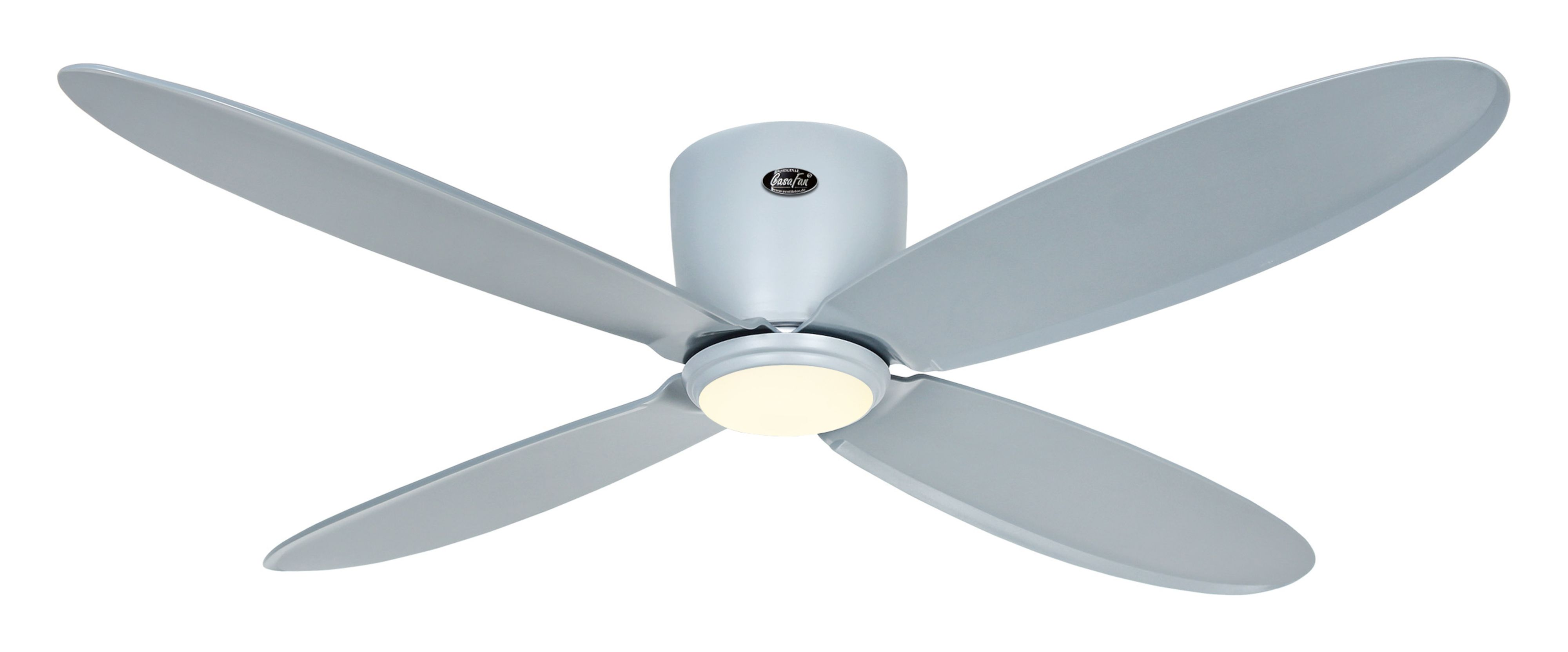 Deckenventilator mit vier grauen Blättern und einem zentralen Licht. Weißer Hintergrund.