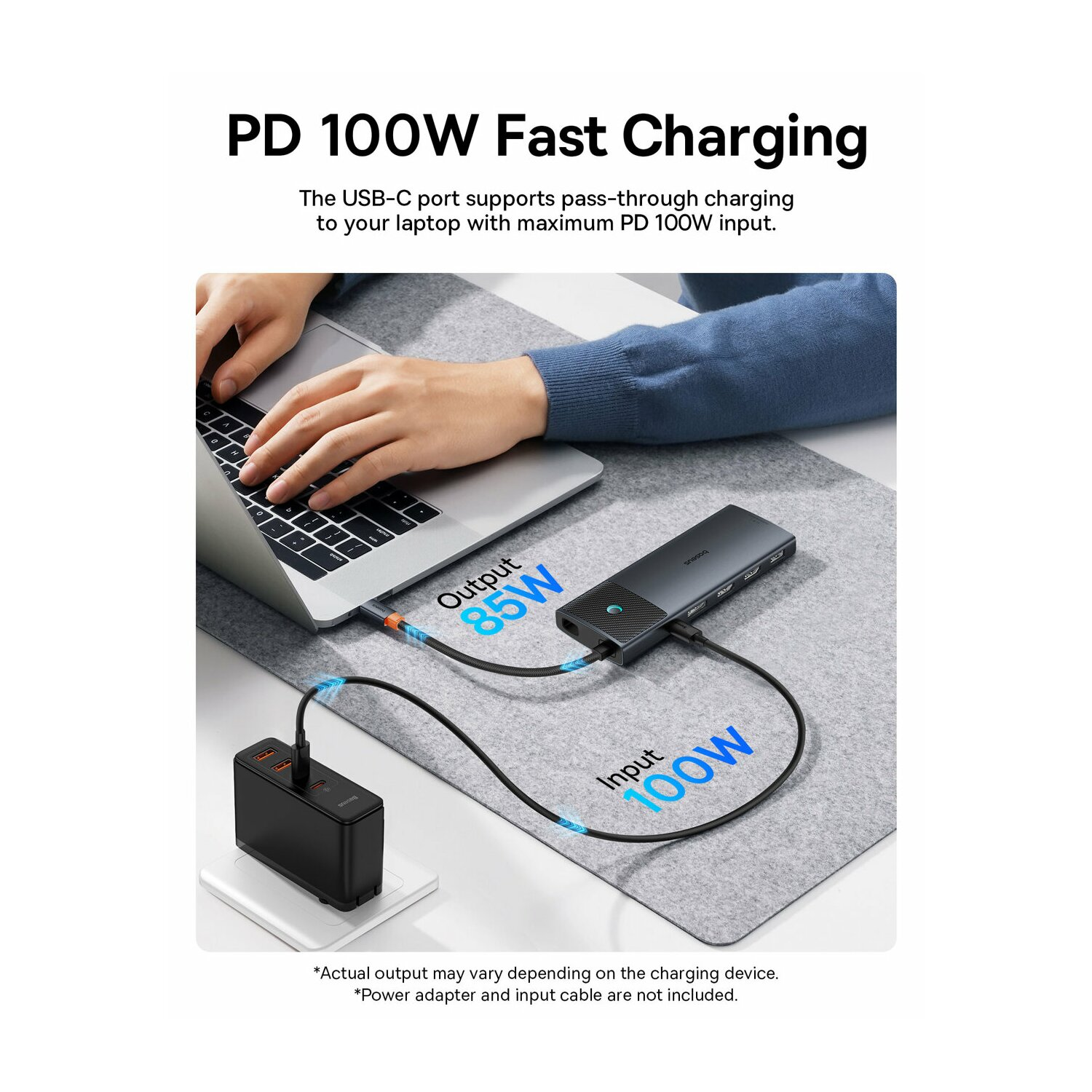 Immagine che mostra un laptop in carica con un power bank, cavi ed etichette di uscita/ingresso.